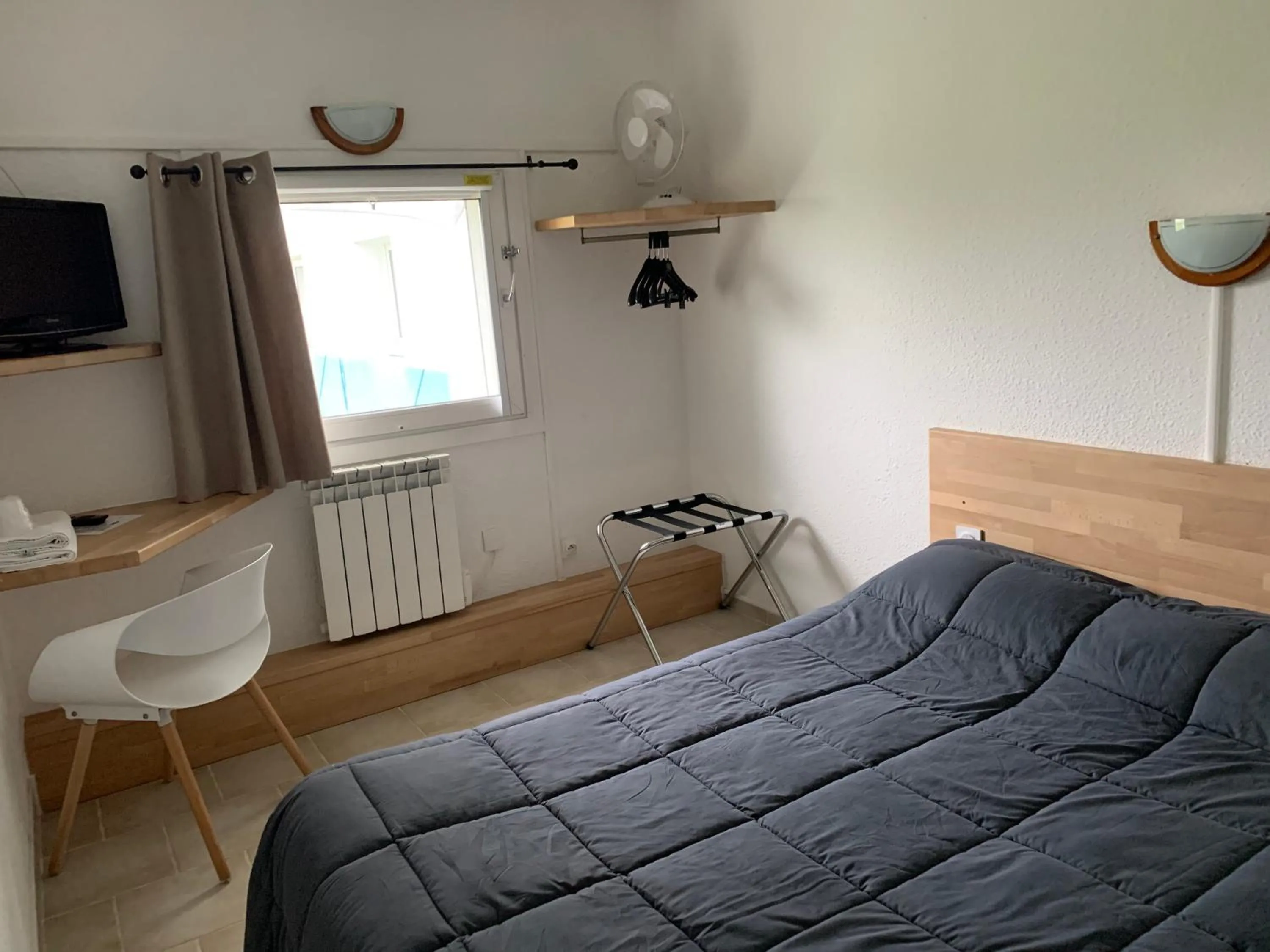 Property building, Bed in Hotel Macon la Salle