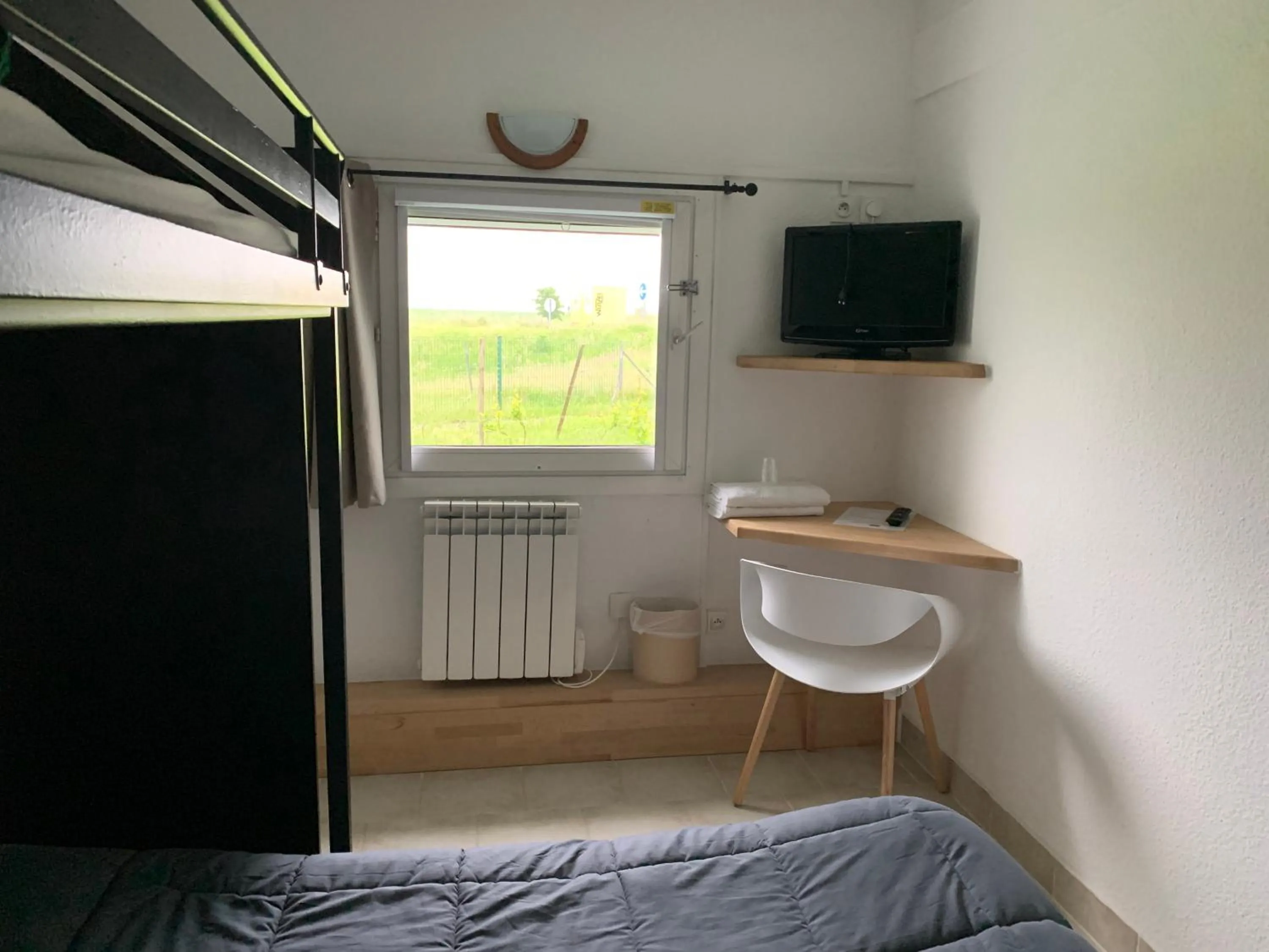 Bedroom in Hotel Macon la Salle