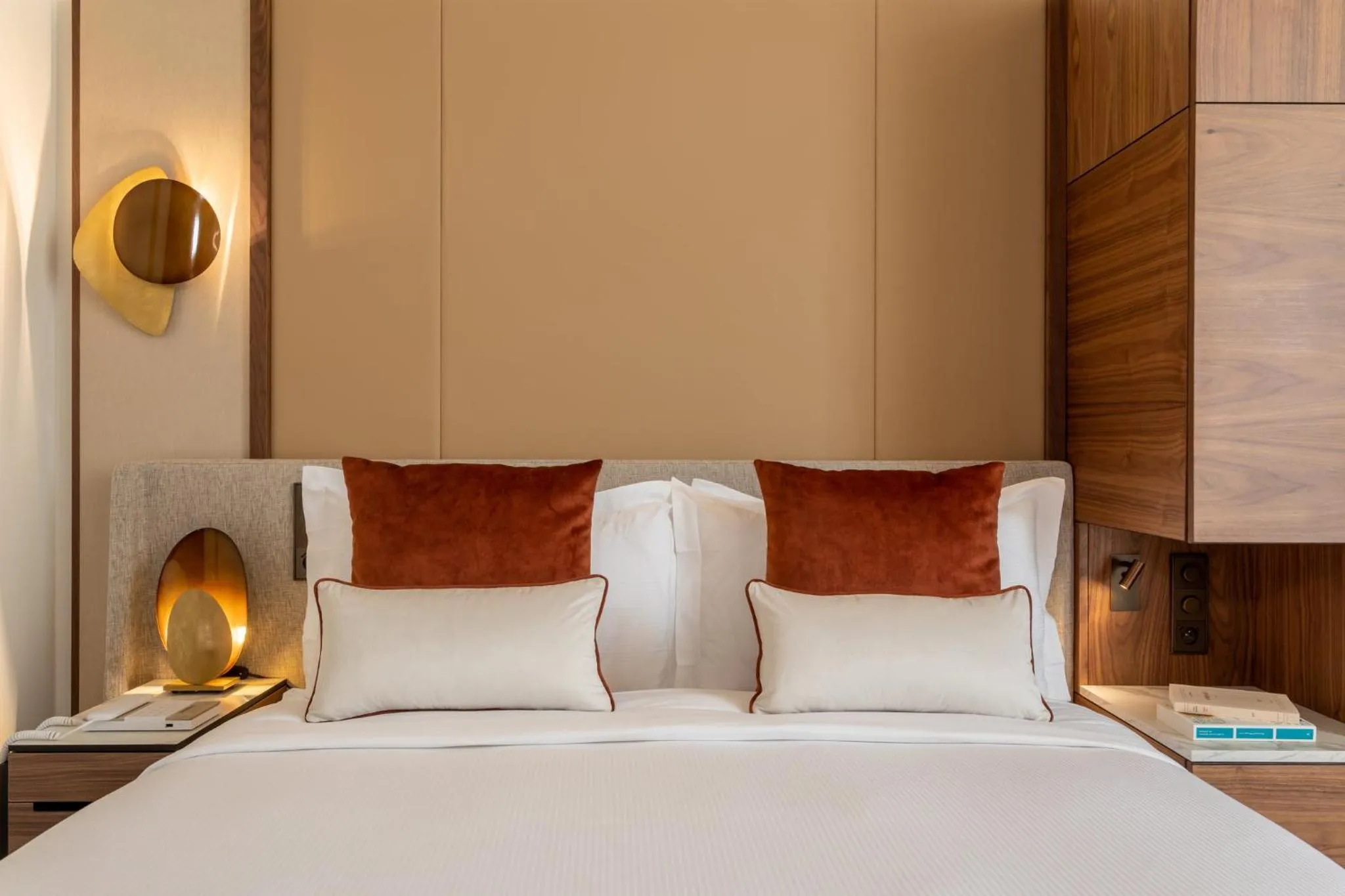 Photo of the whole room, Bed in InterContinental Paris Champs Elysées Etoile by IHG