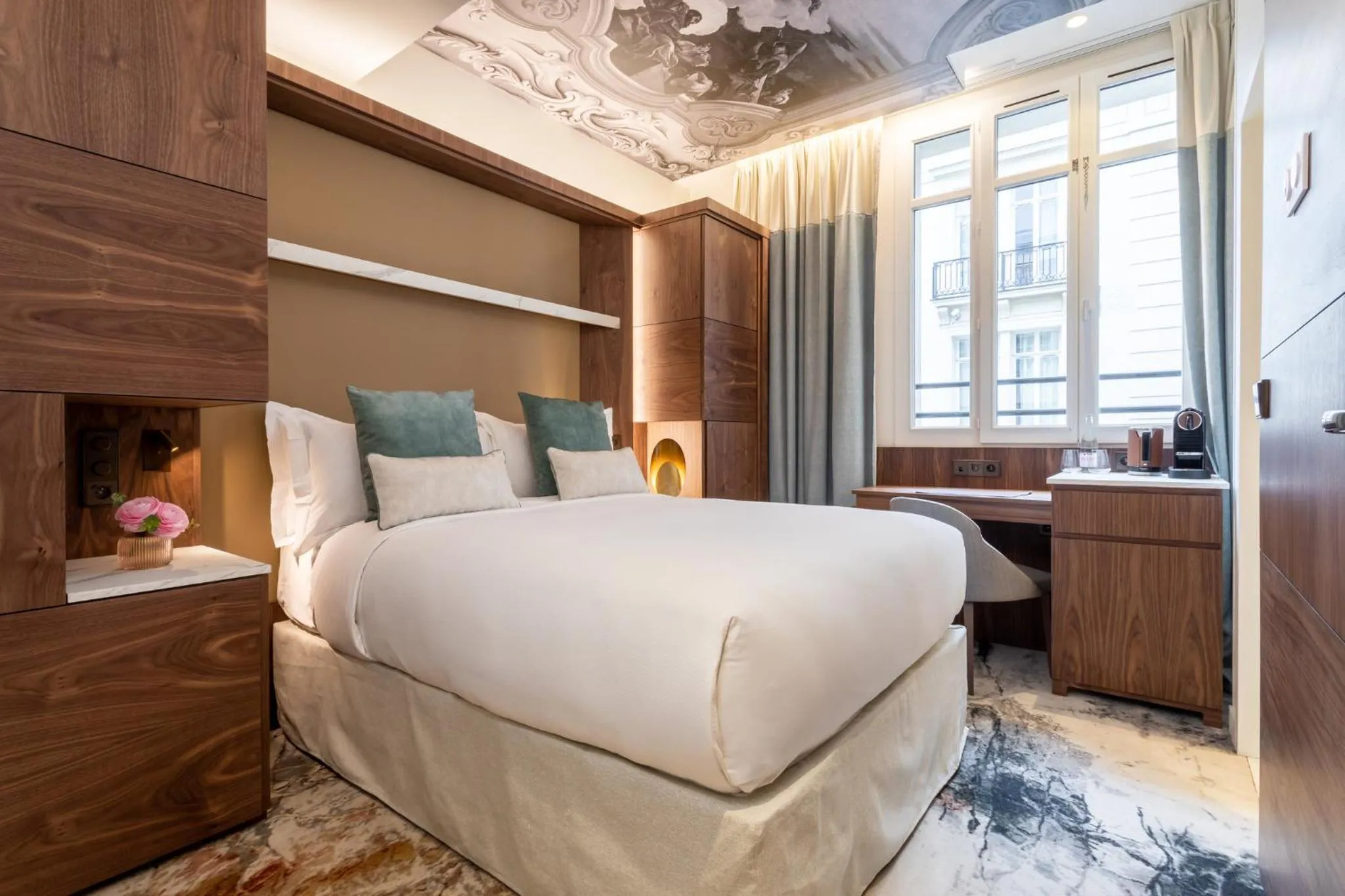 Photo of the whole room, Bed in InterContinental Paris Champs Elysées Etoile by IHG