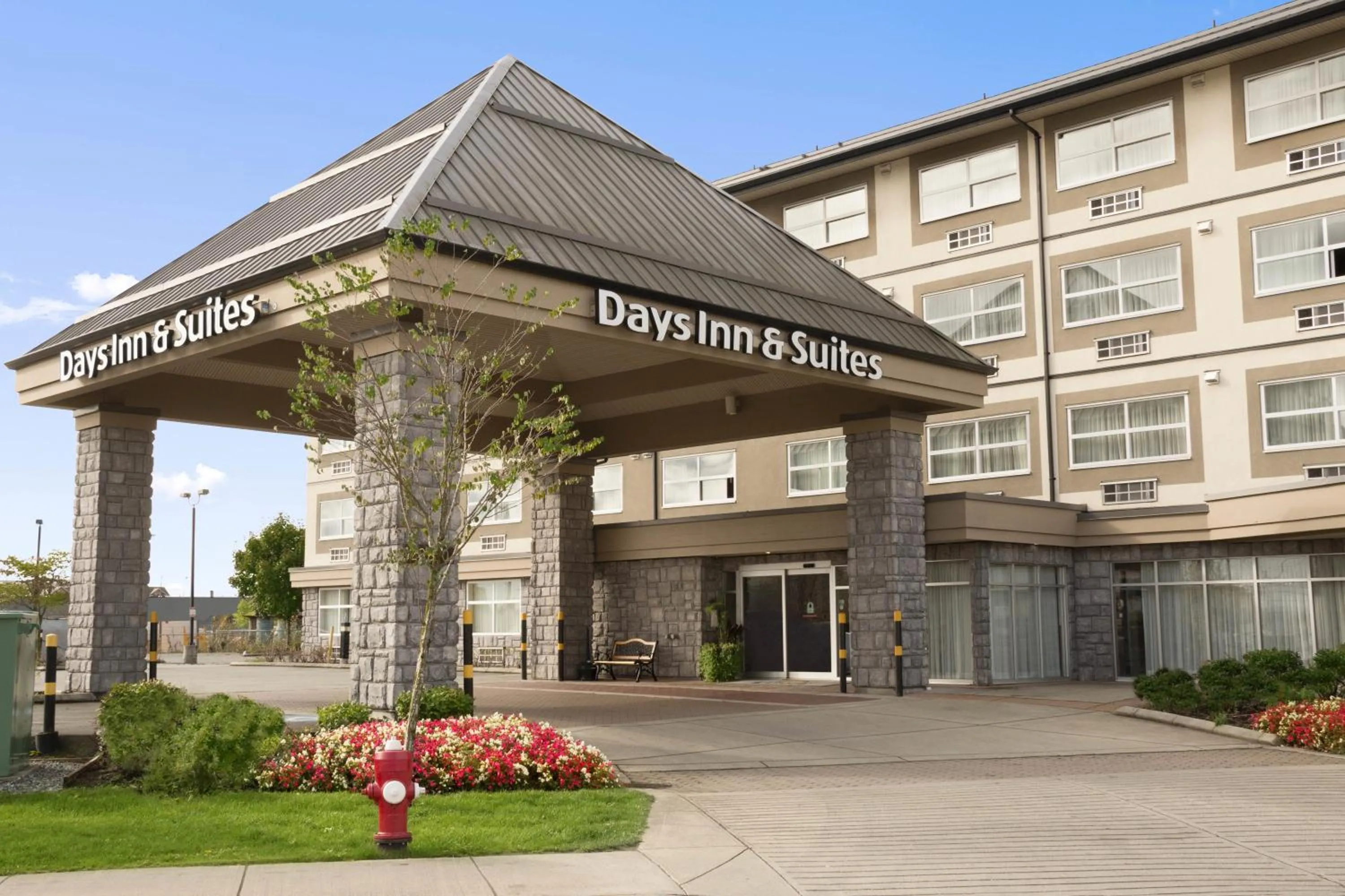 Facade/entrance in Days Inn & Suites by Wyndham Langley