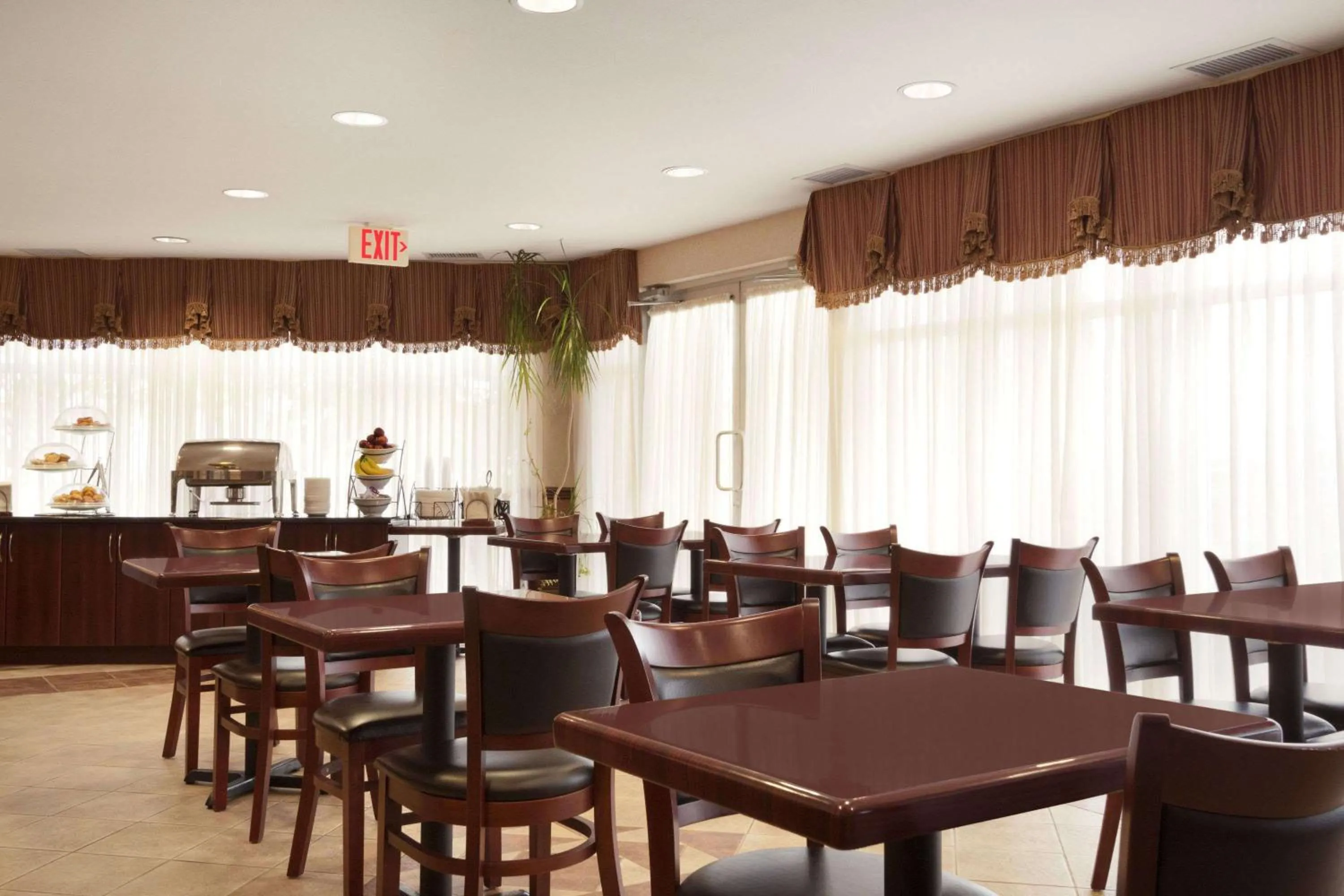 Restaurant/places to eat in Days Inn & Suites by Wyndham Langley