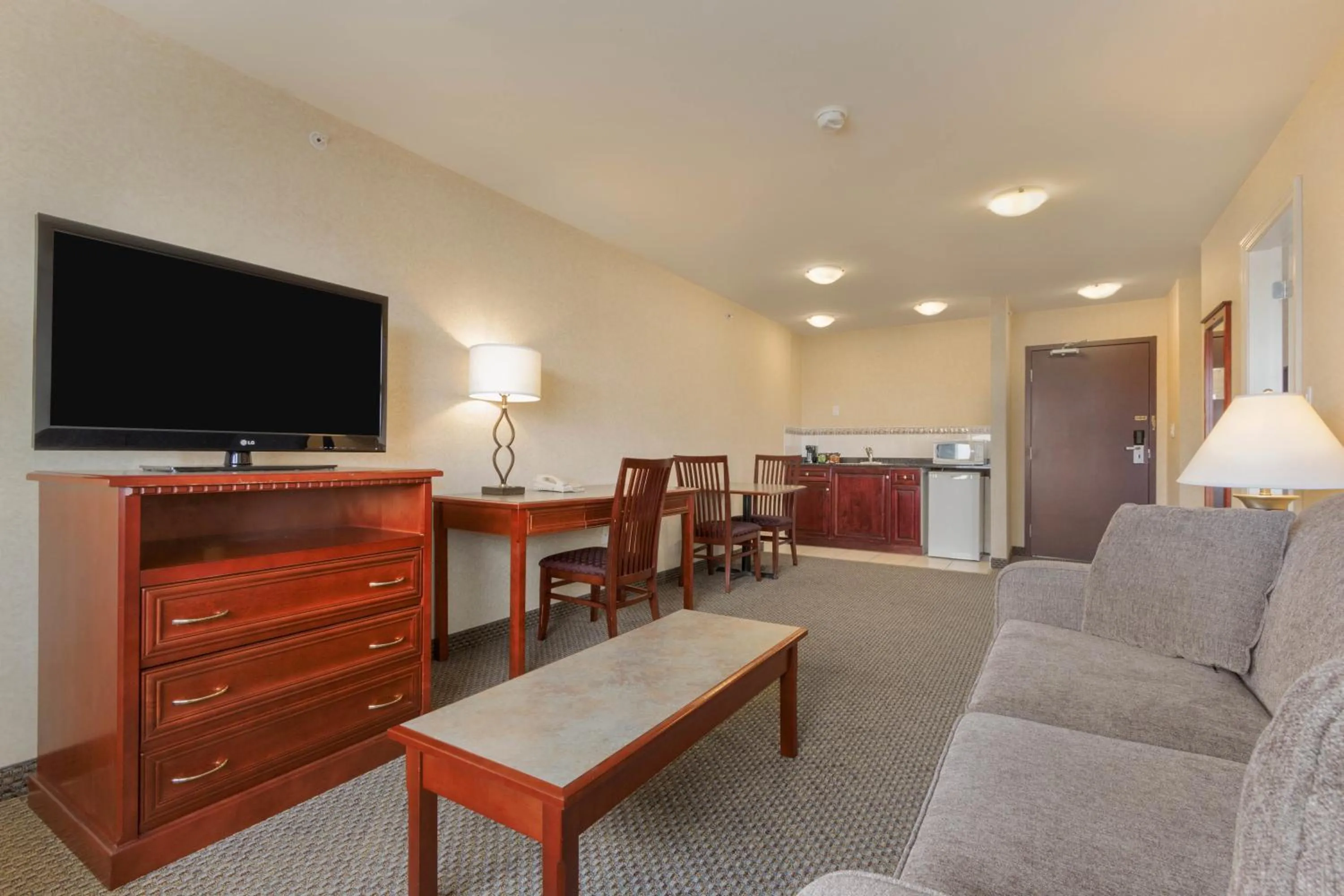 Living room in Days Inn & Suites by Wyndham Langley