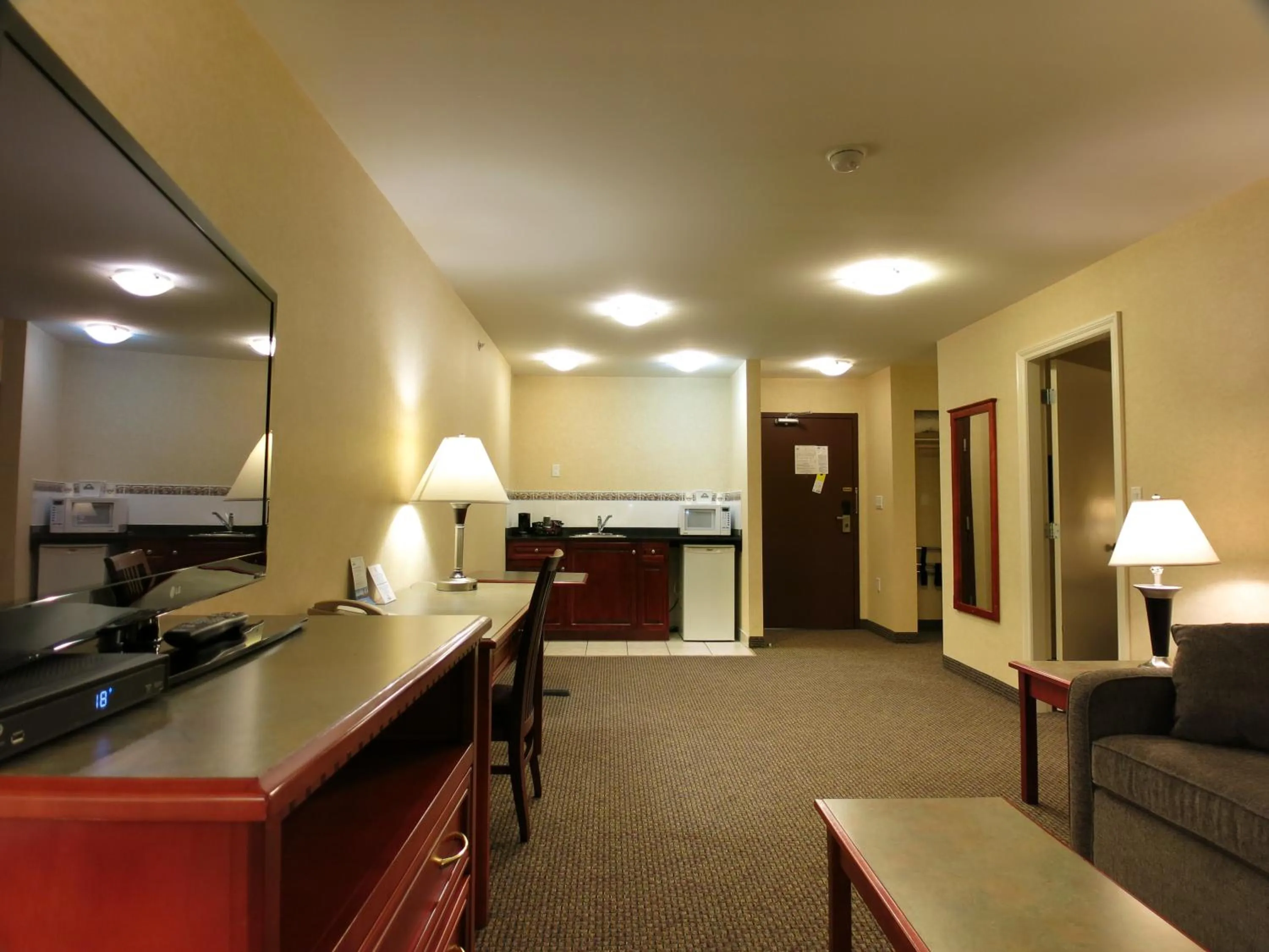 TV and multimedia in Days Inn & Suites by Wyndham Langley