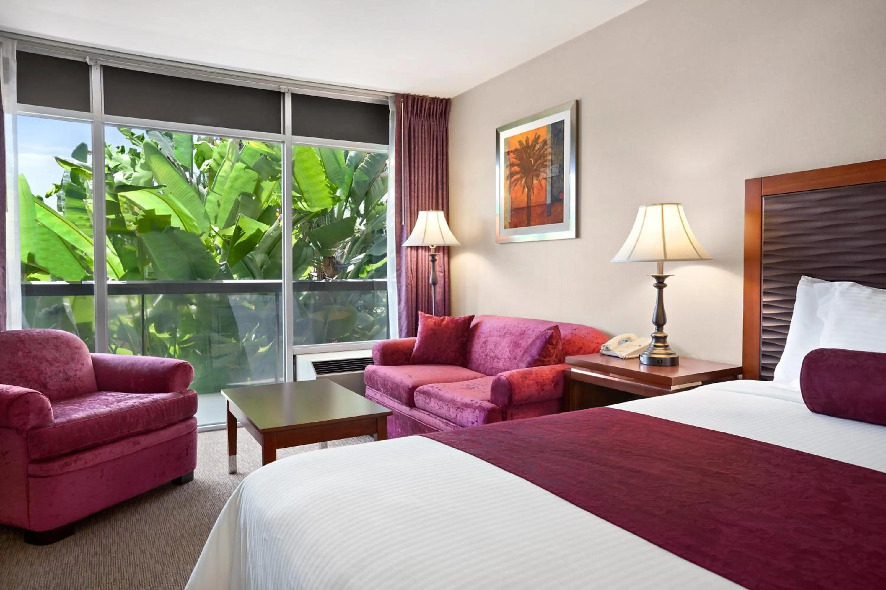 Photo of the whole room, Bed in Ramada by Wyndham Sunnyvale/Silicon Valley