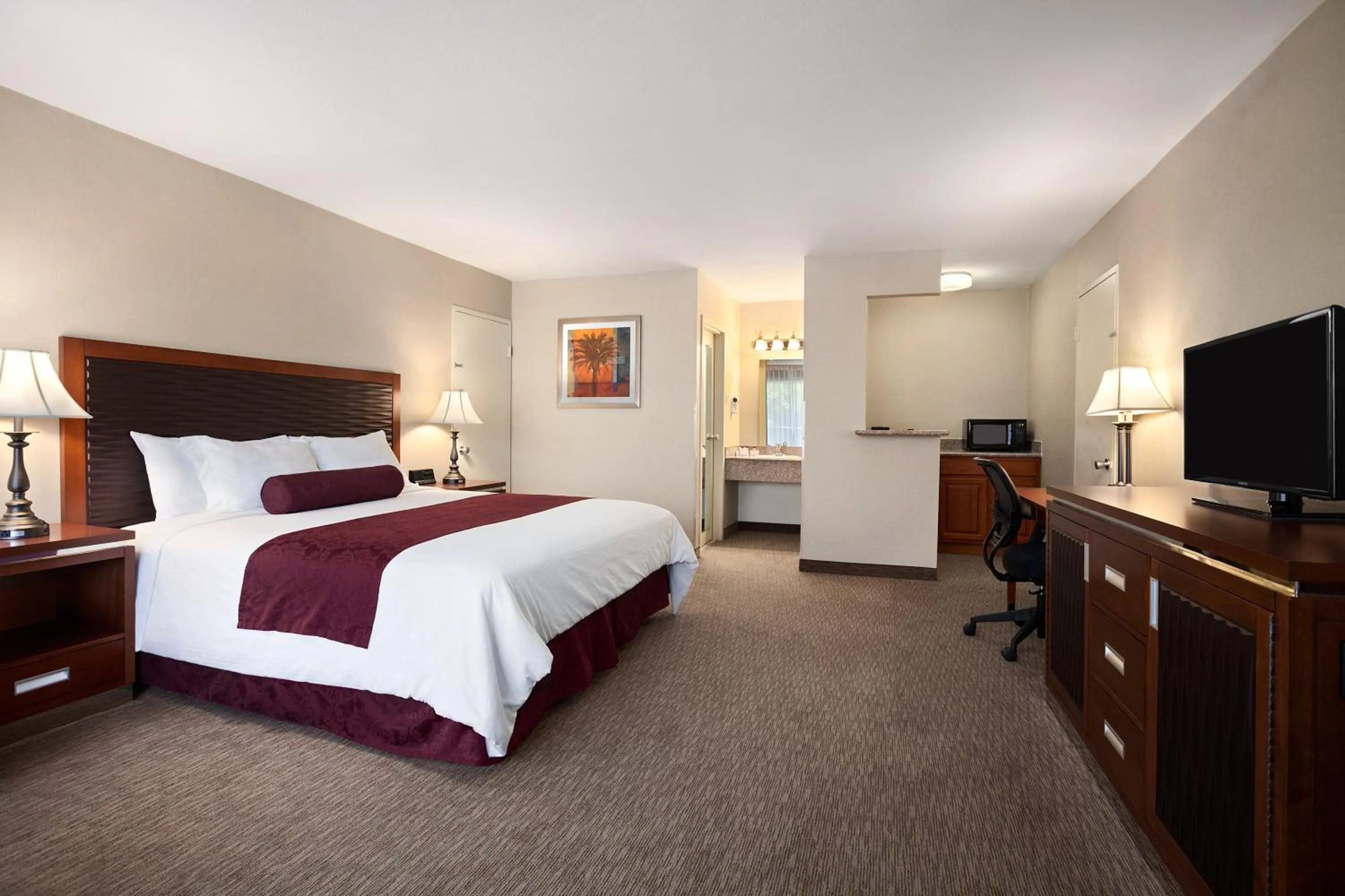Photo of the whole room, Bed in Ramada by Wyndham Sunnyvale/Silicon Valley