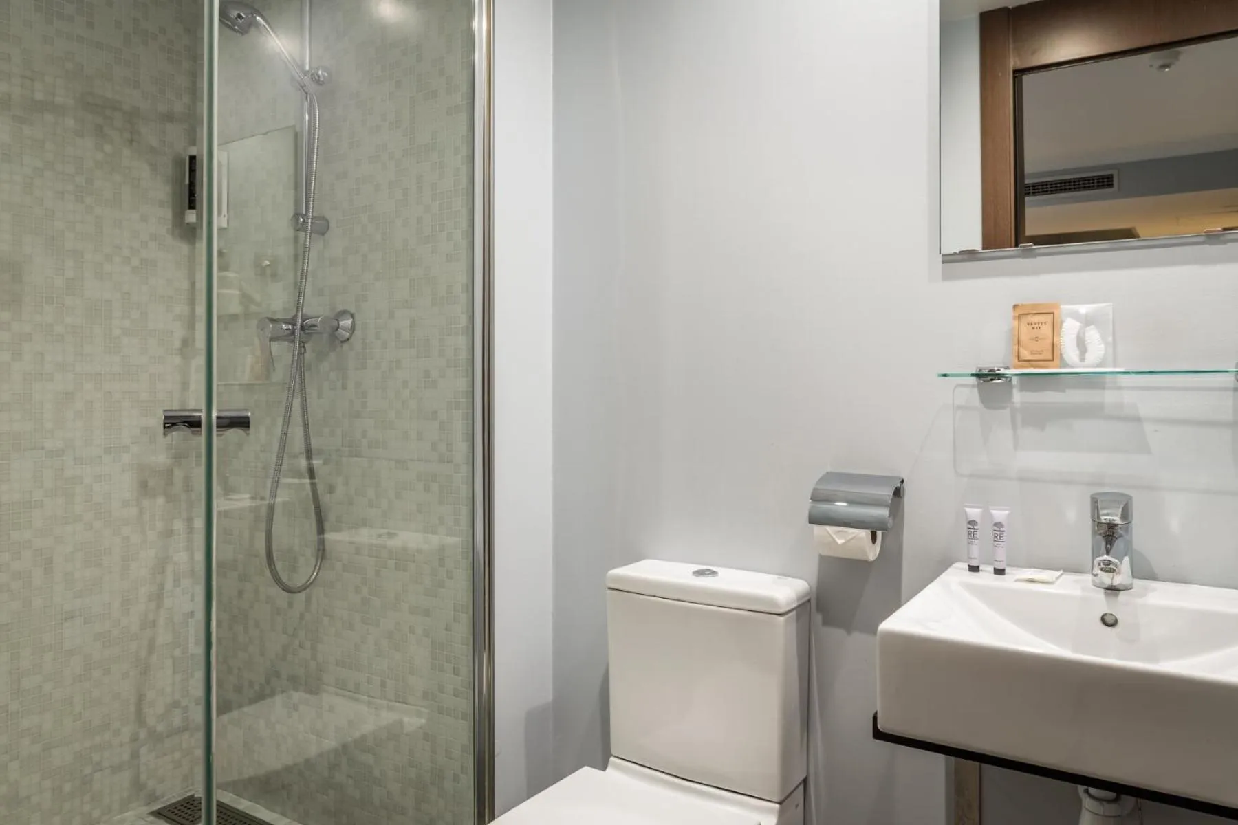 Shower in Hotel Madanis Liceo