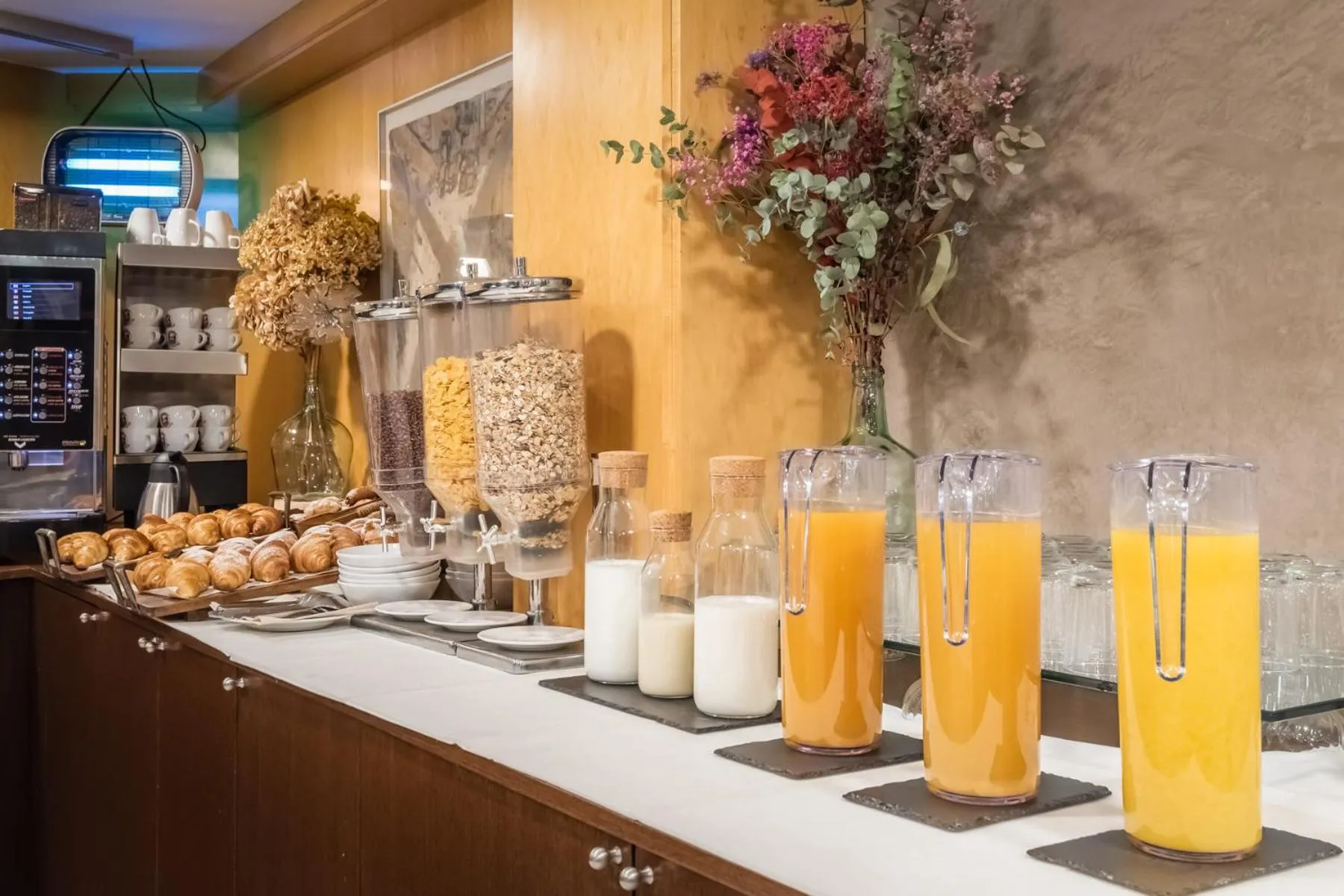 Food and drinks in Hotel Madanis Liceo