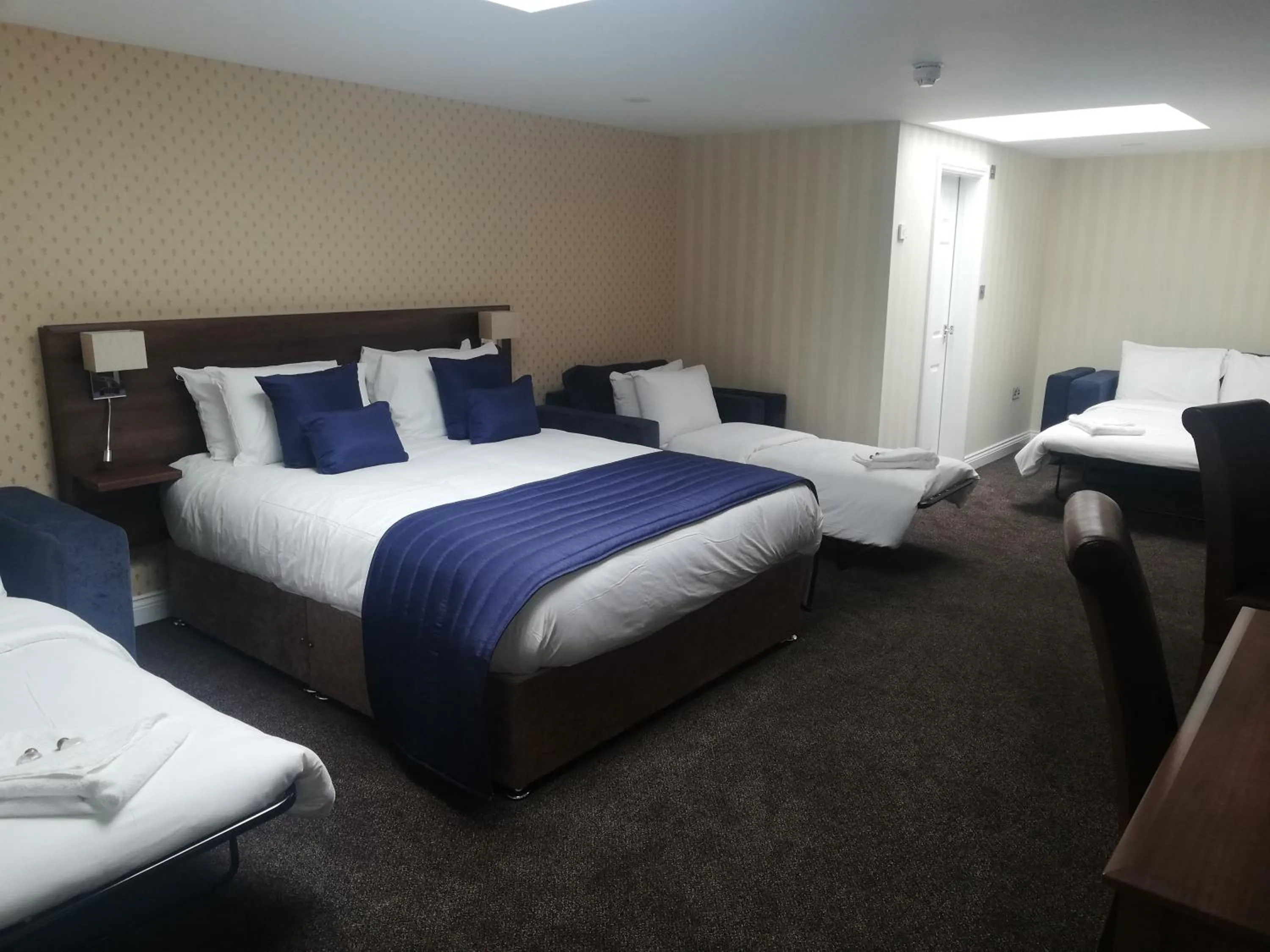 Photo of the whole room, Bed in Kings Croft Hotel