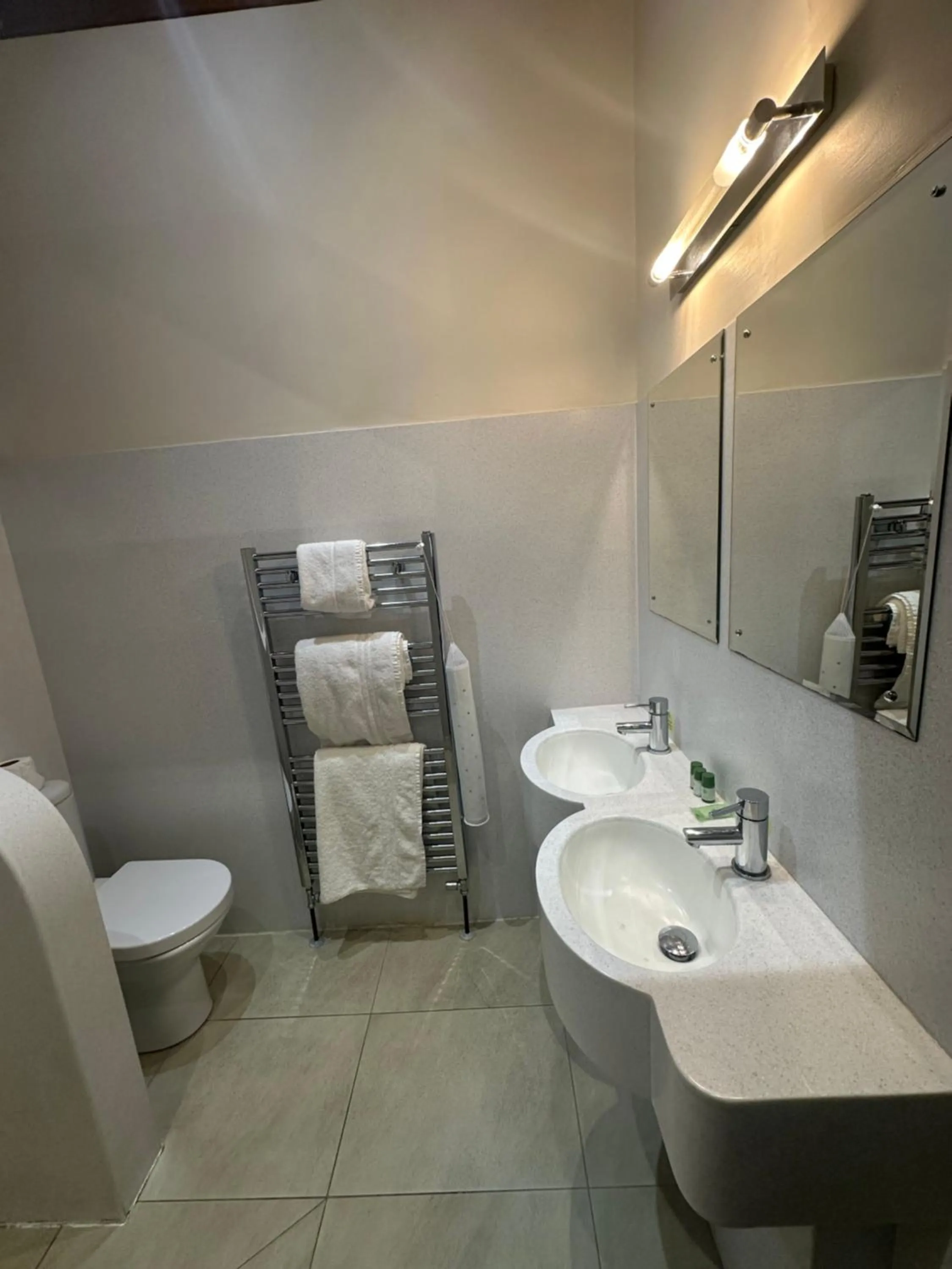 Toilet in Kings Croft Hotel