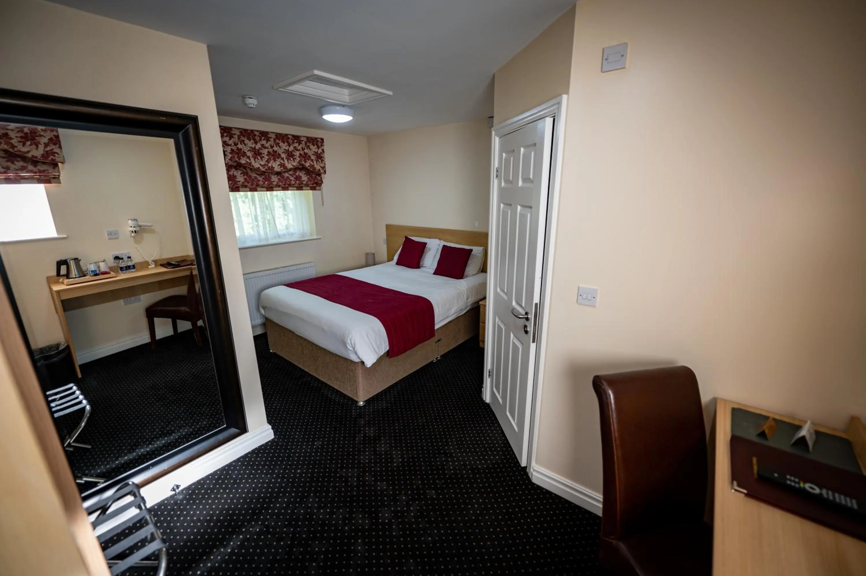 Photo of the whole room, Bed in Kings Croft Hotel