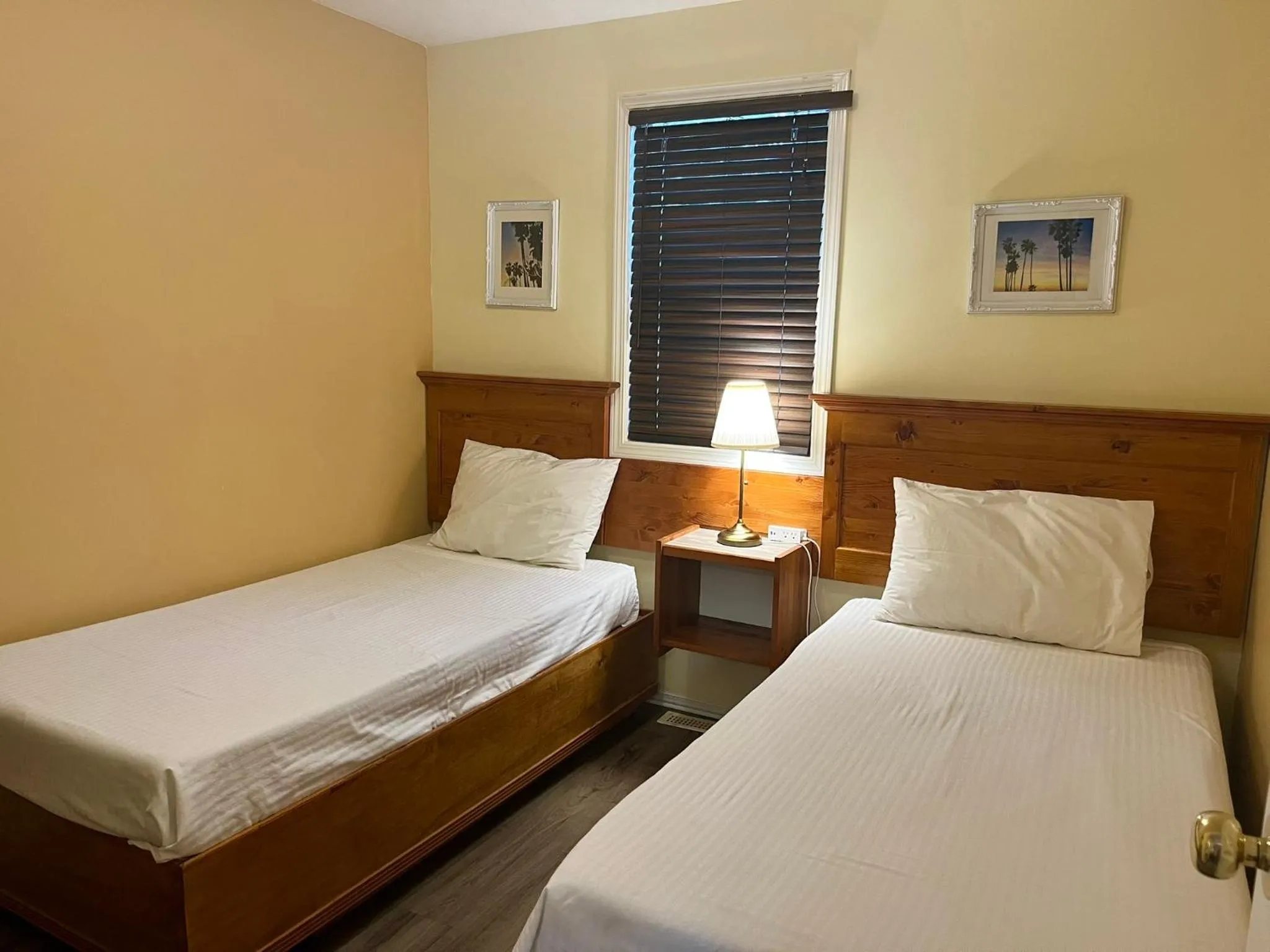 Bed in Brookside Motel