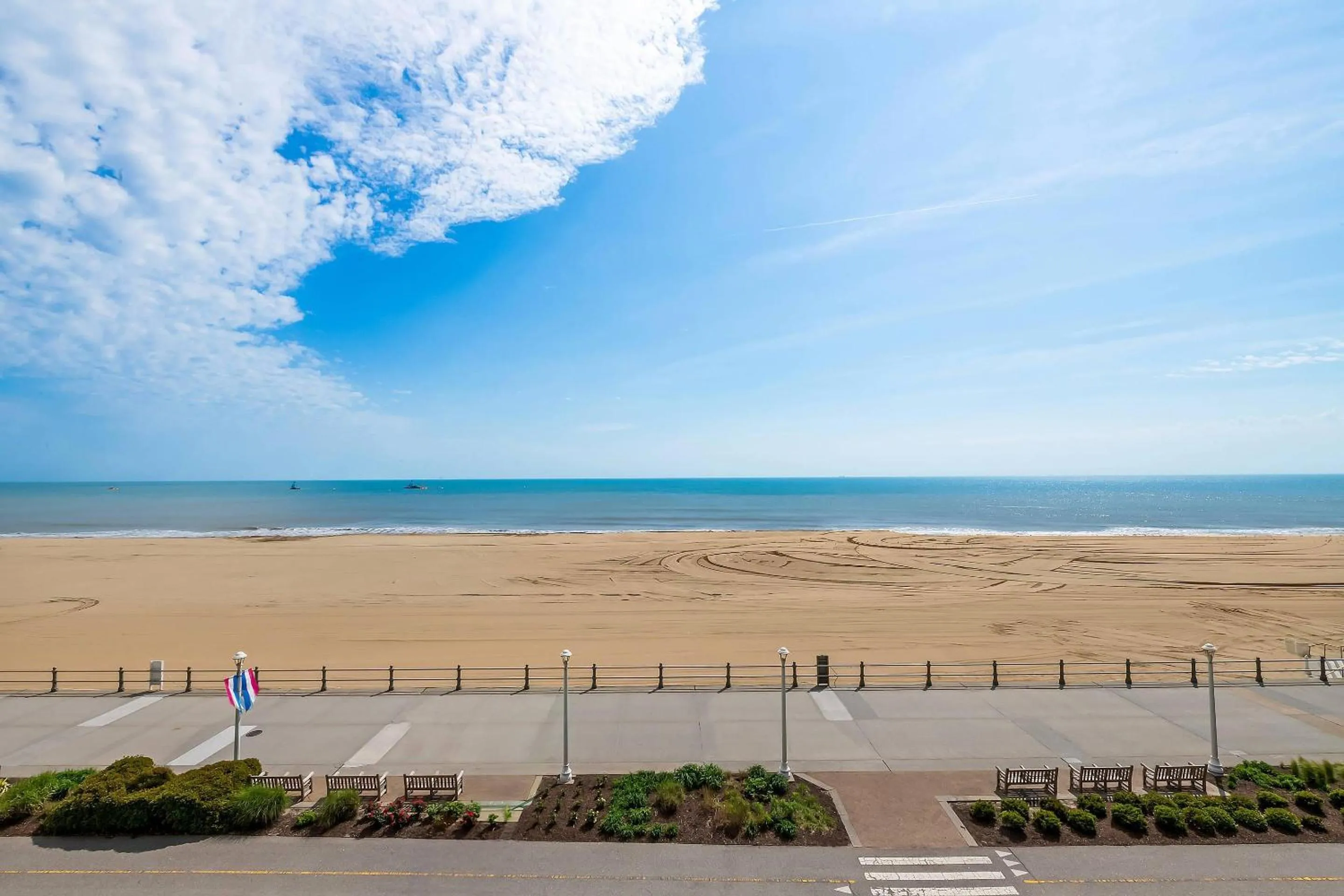 Bedroom in Country Inn & Suites by Radisson, Virginia Beach Oceanfront