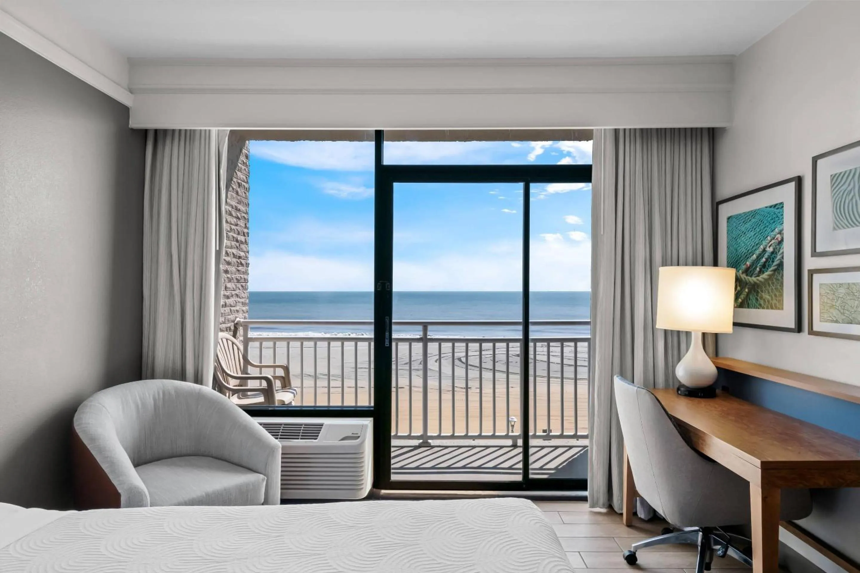 Bedroom, Bed in Country Inn & Suites by Radisson, Virginia Beach Oceanfront