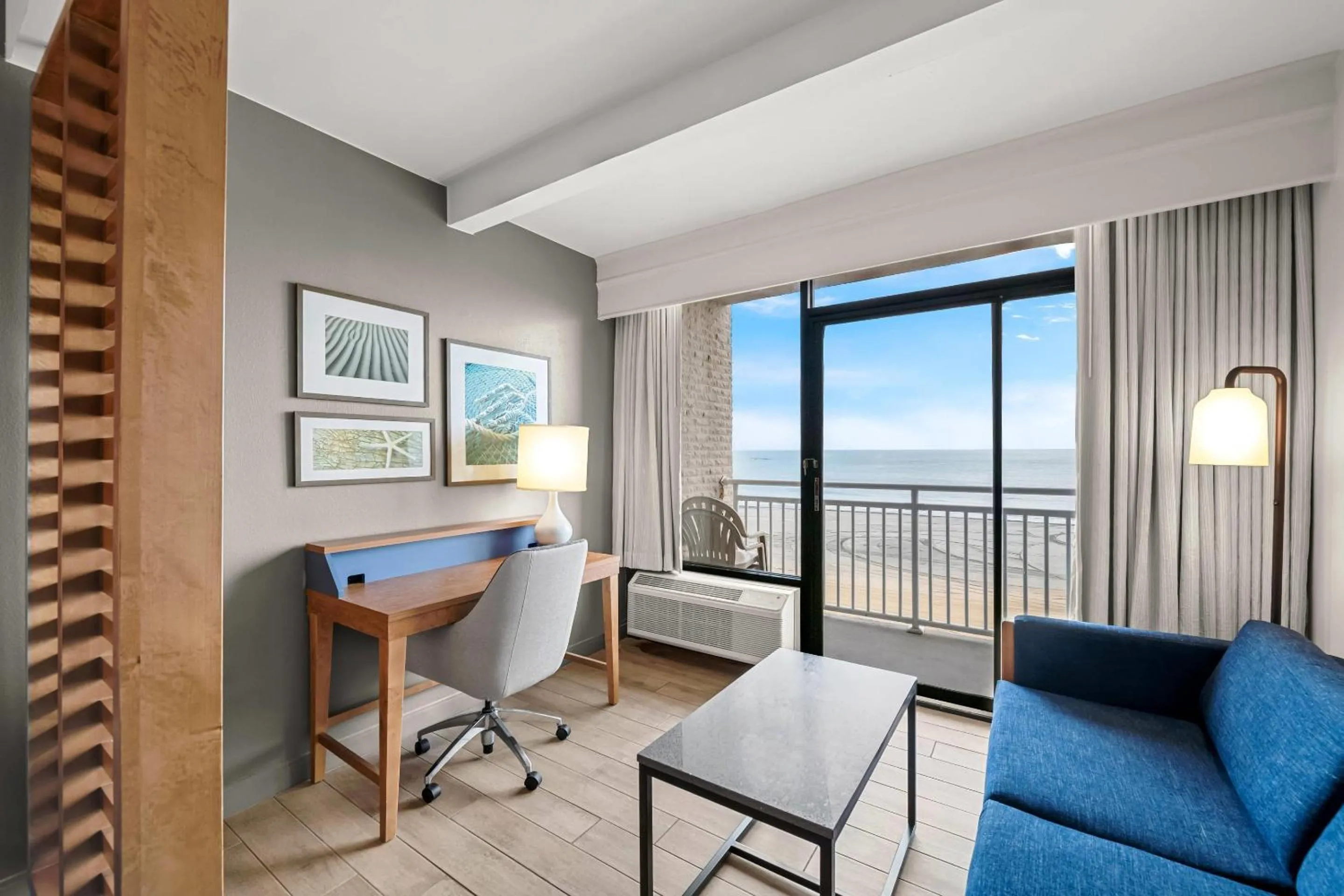 Bedroom in Country Inn & Suites by Radisson, Virginia Beach Oceanfront