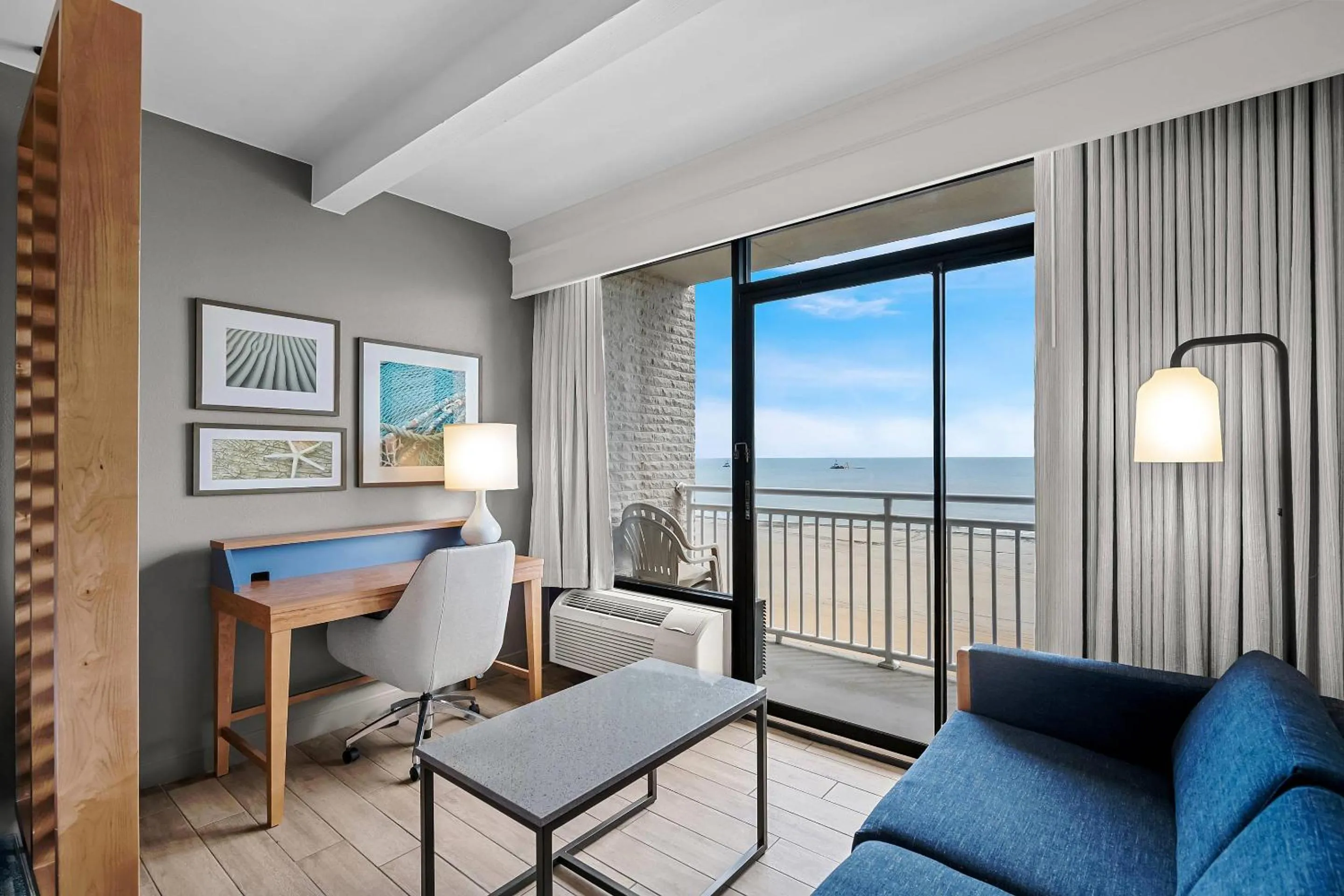 Bedroom in Country Inn & Suites by Radisson, Virginia Beach Oceanfront
