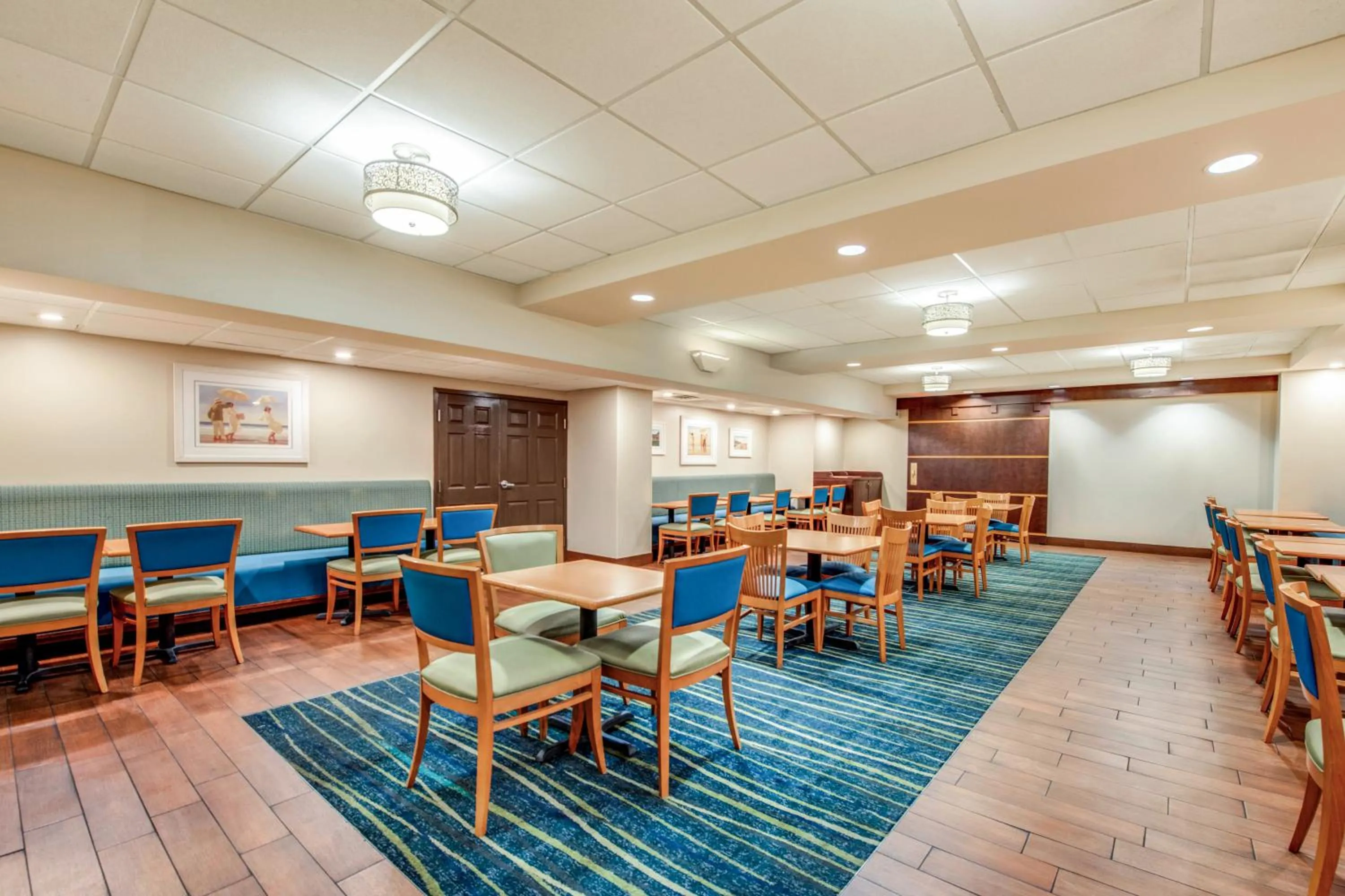 Breakfast in Country Inn & Suites by Radisson, Virginia Beach Oceanfront