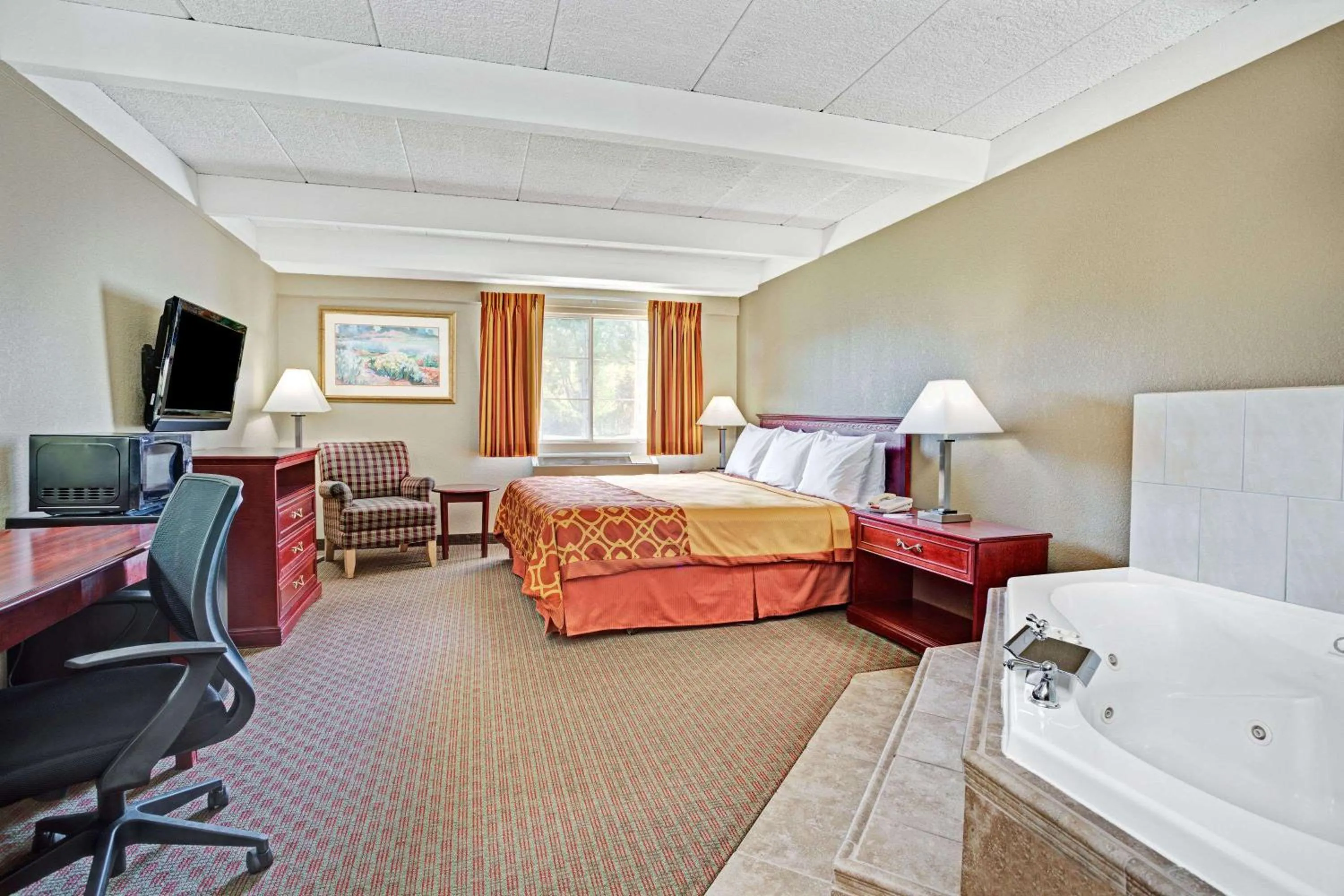 Photo of the whole room, Bed in Travelodge by Wyndham Iowa City