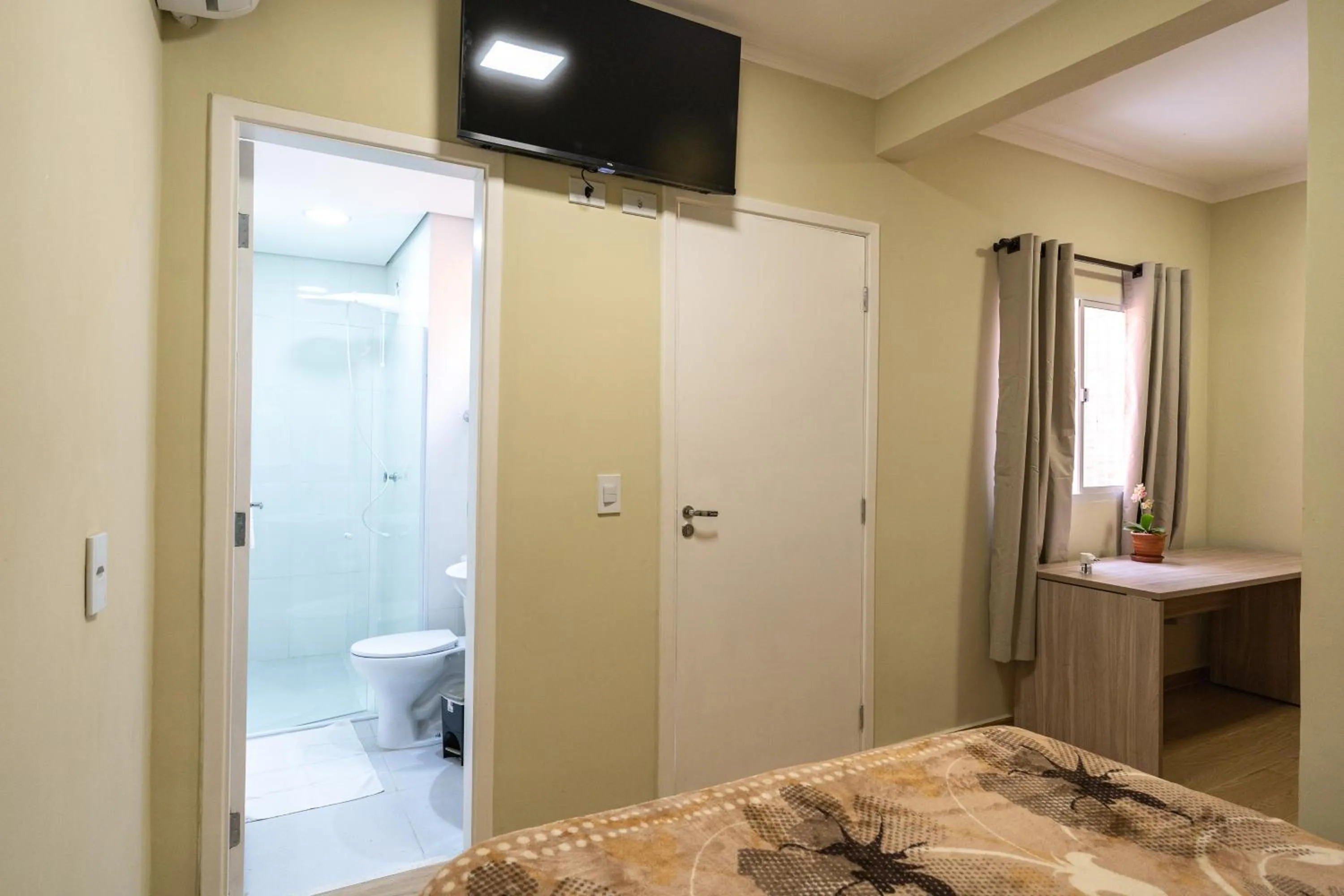 Bathroom, Bed in Hostel B2B SP
