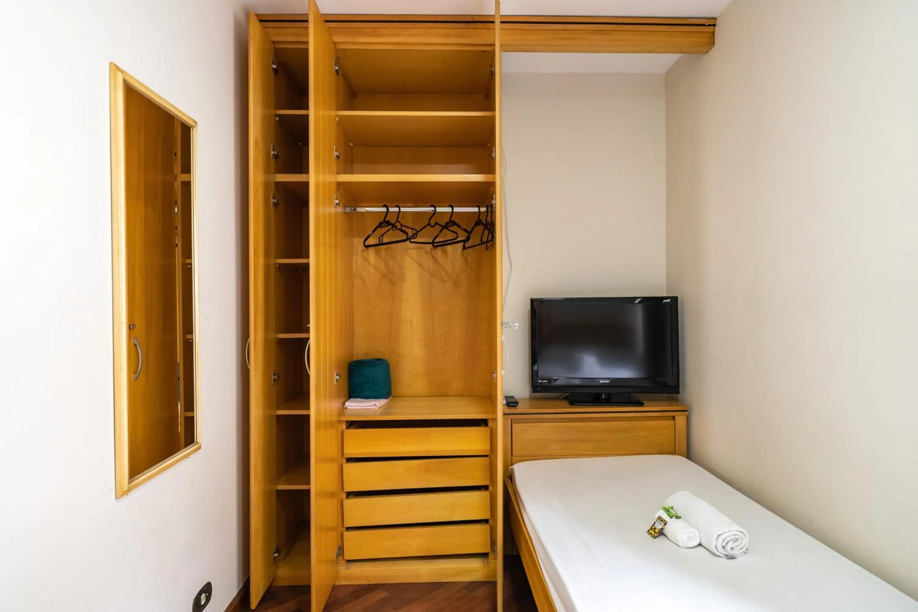 TV and multimedia, Bed in Hostel B2B SP