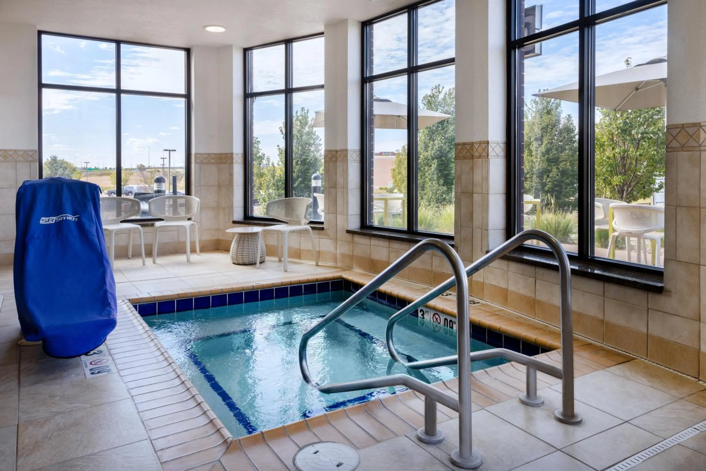 Swimming pool in Hilton Garden Inn Sioux Falls South