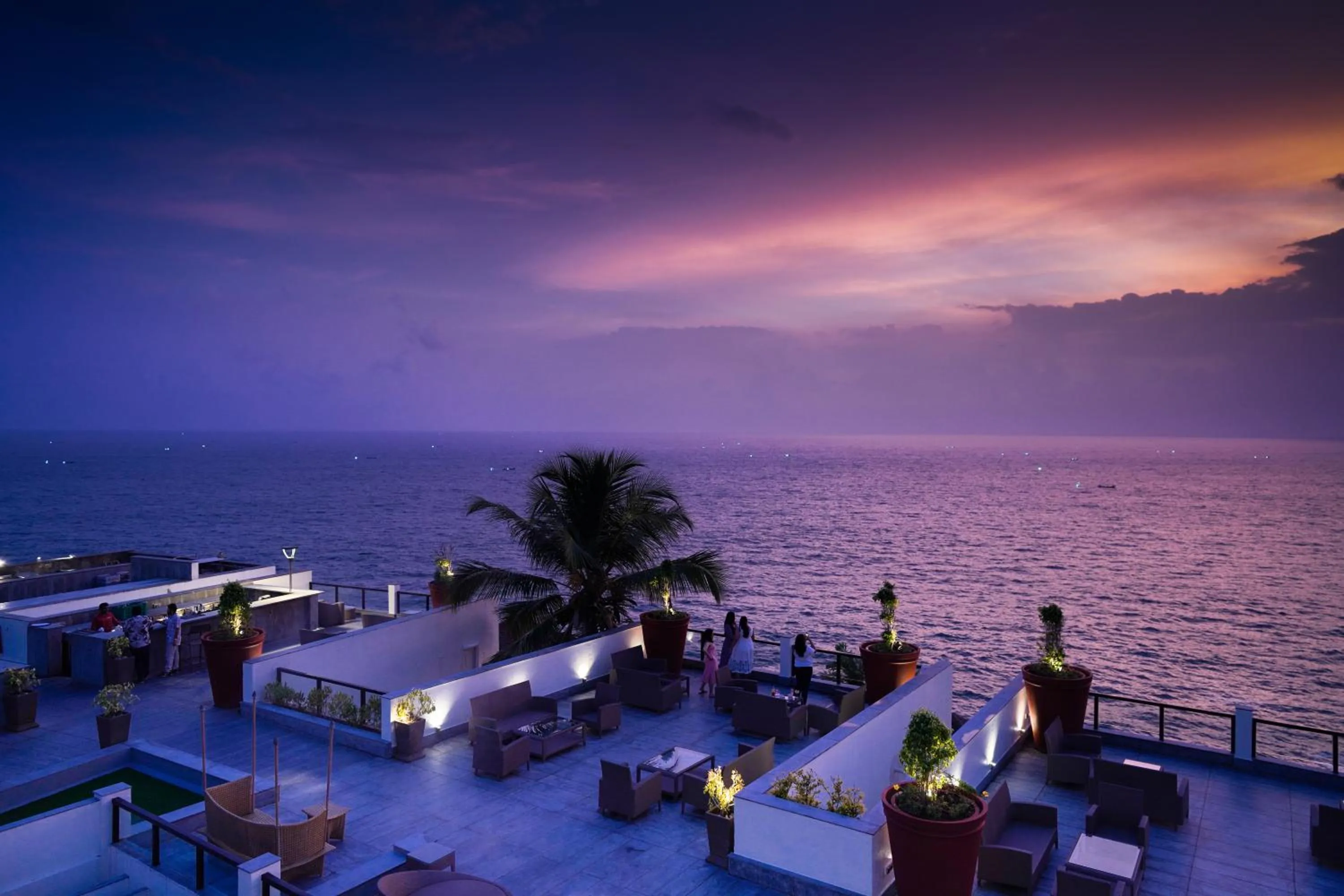 Lounge or bar in The Leela Kovalam, A Raviz Hotel