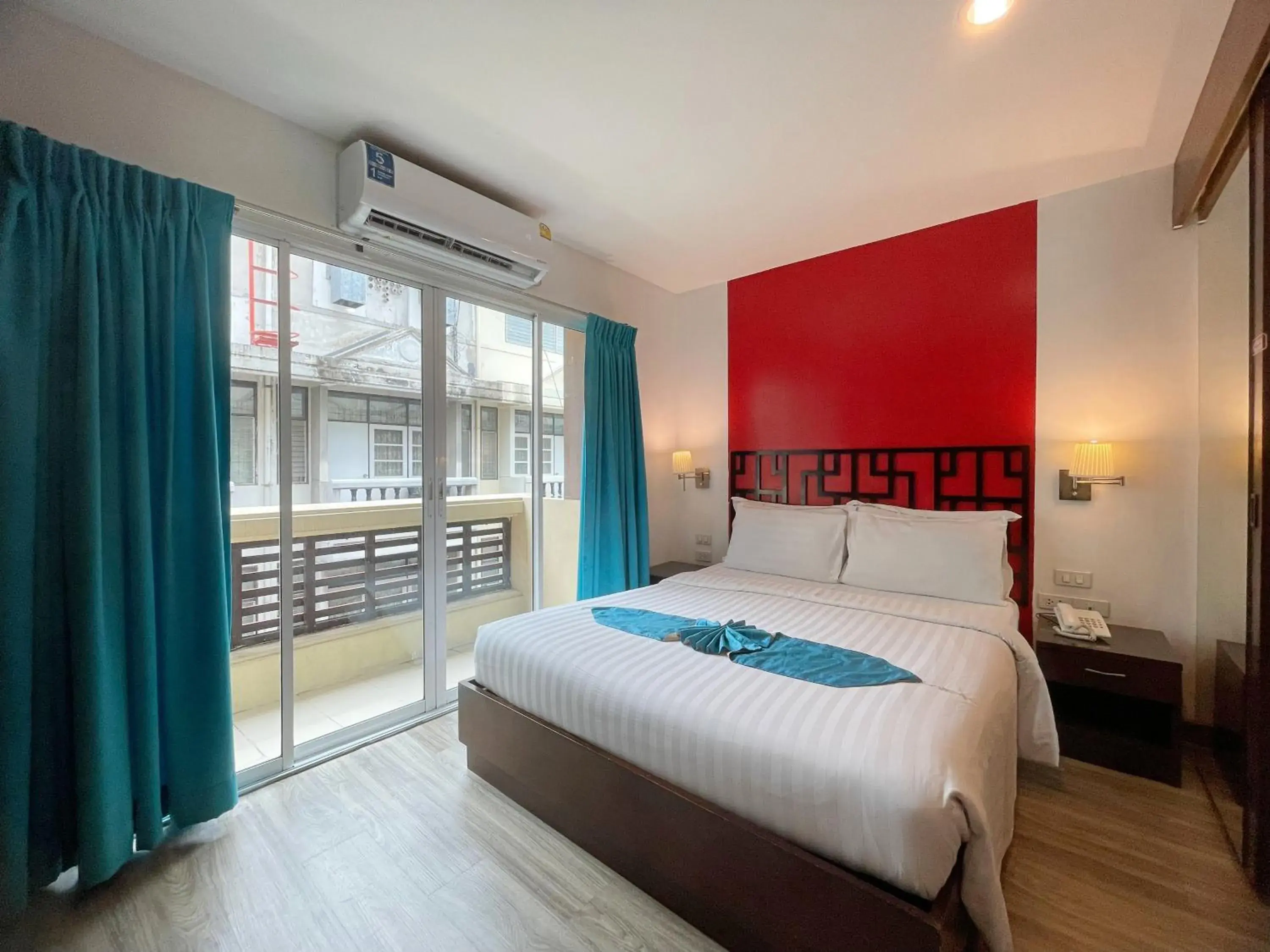 Deluxe Queen with Balcony in Arawana Express Chinatown Deluxe Queen with Balcony in Arawana Express Chinatown