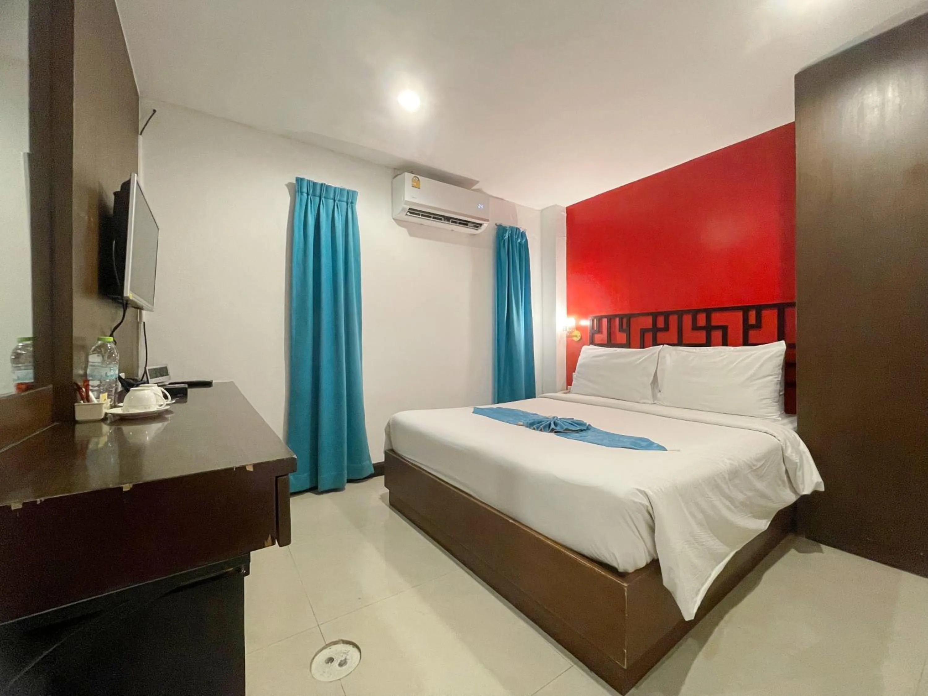 Deluxe Queen (no window) in Arawana Express Chinatown