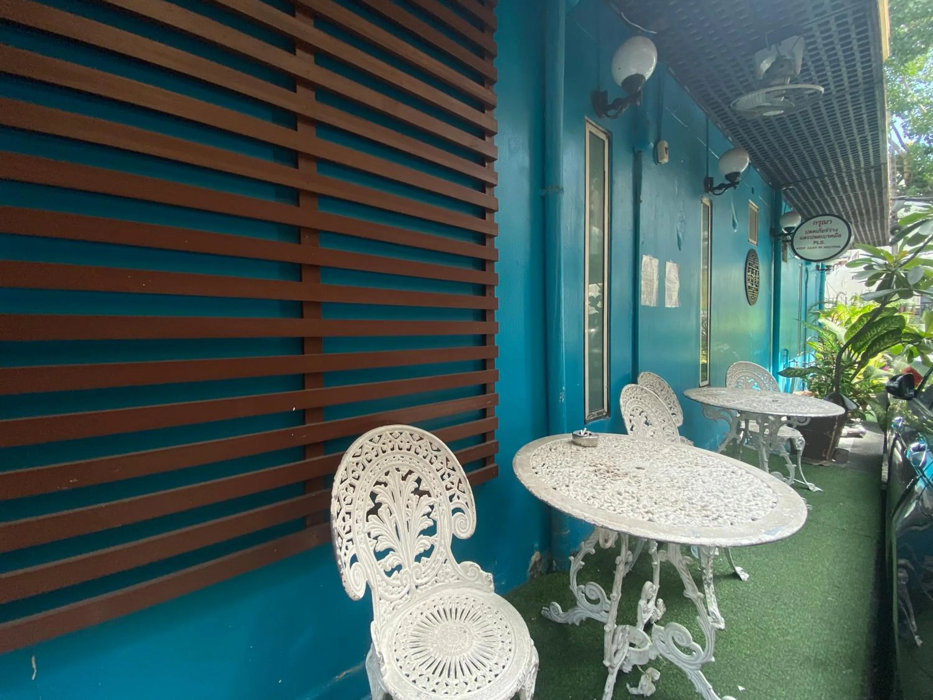 Seating area in Arawana Express Chinatown