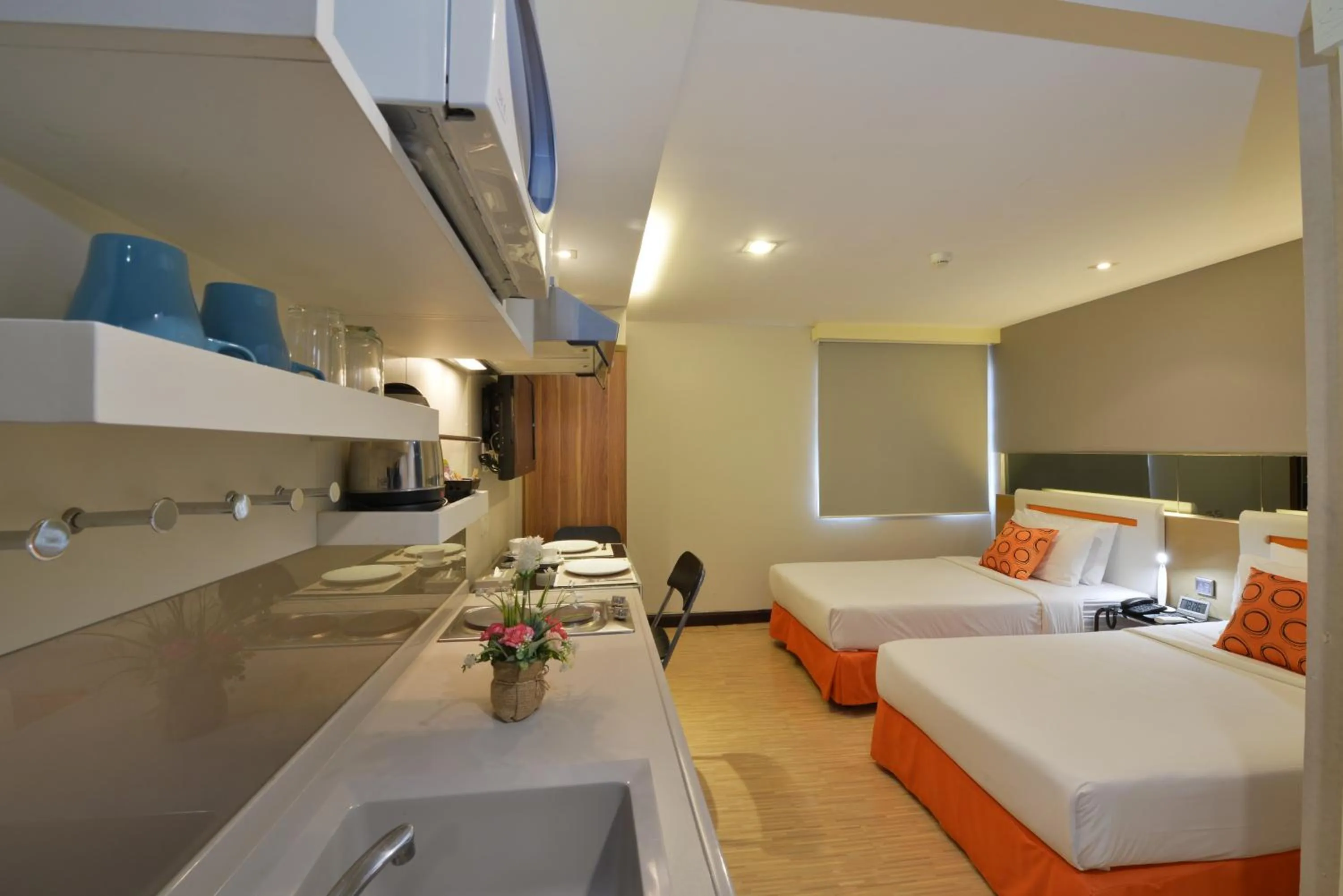 Photo of the whole room, Bed in Arawana Express Phromphong