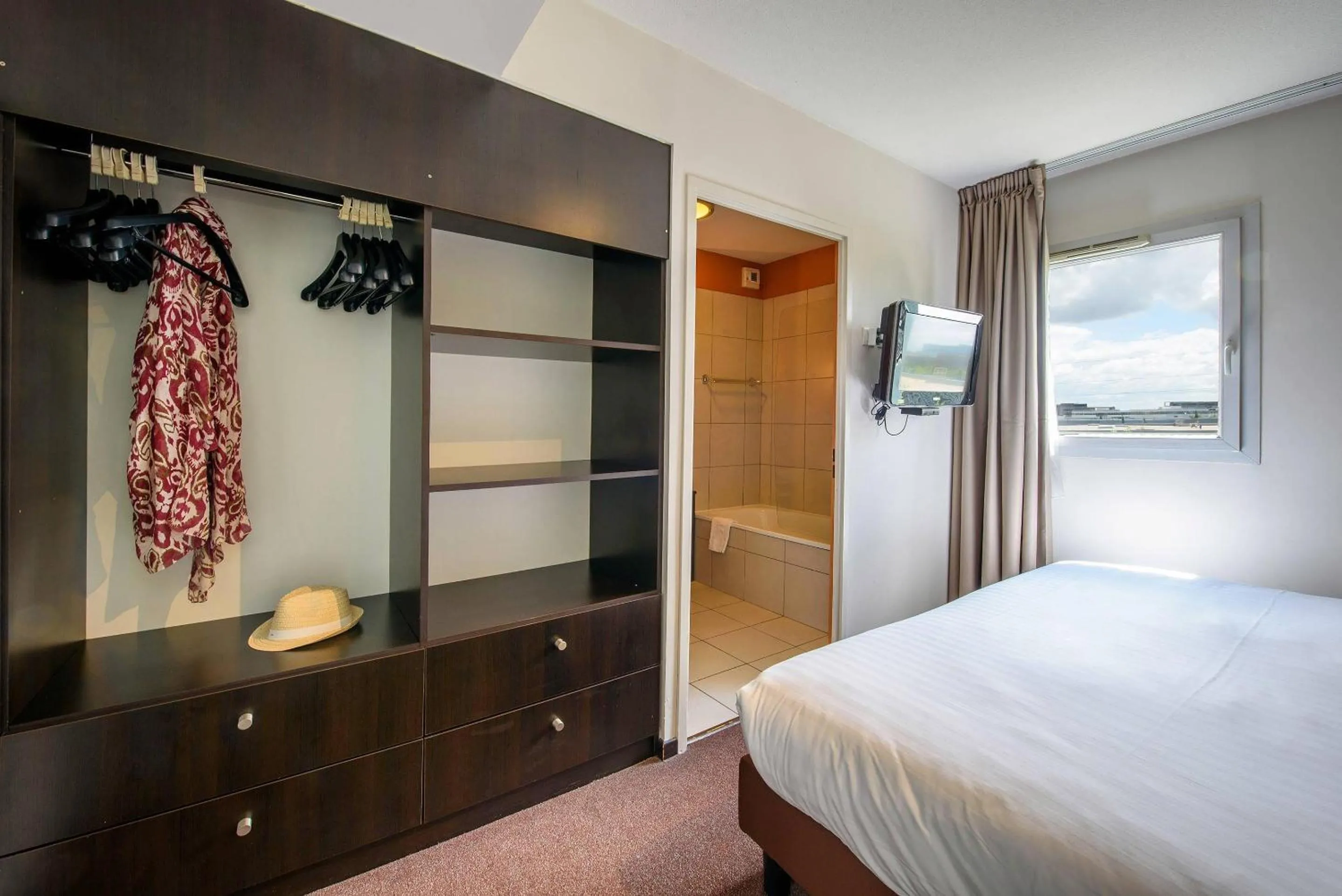 Bedroom, Bed in Clarion Aparthotel Toulouse Le Parc de l'Escale