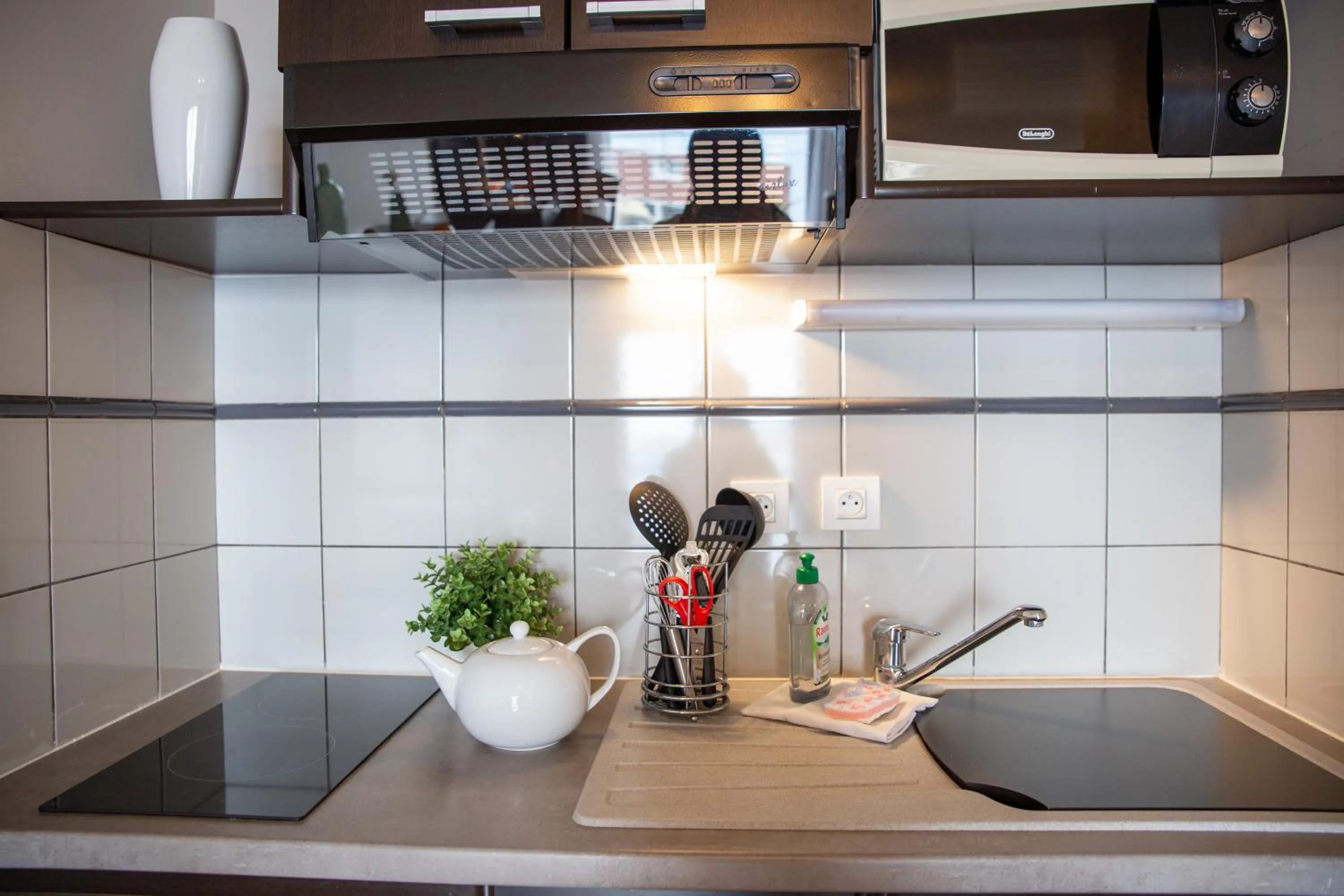 stove in Clarion Aparthotel Toulouse Le Parc de l'Escale