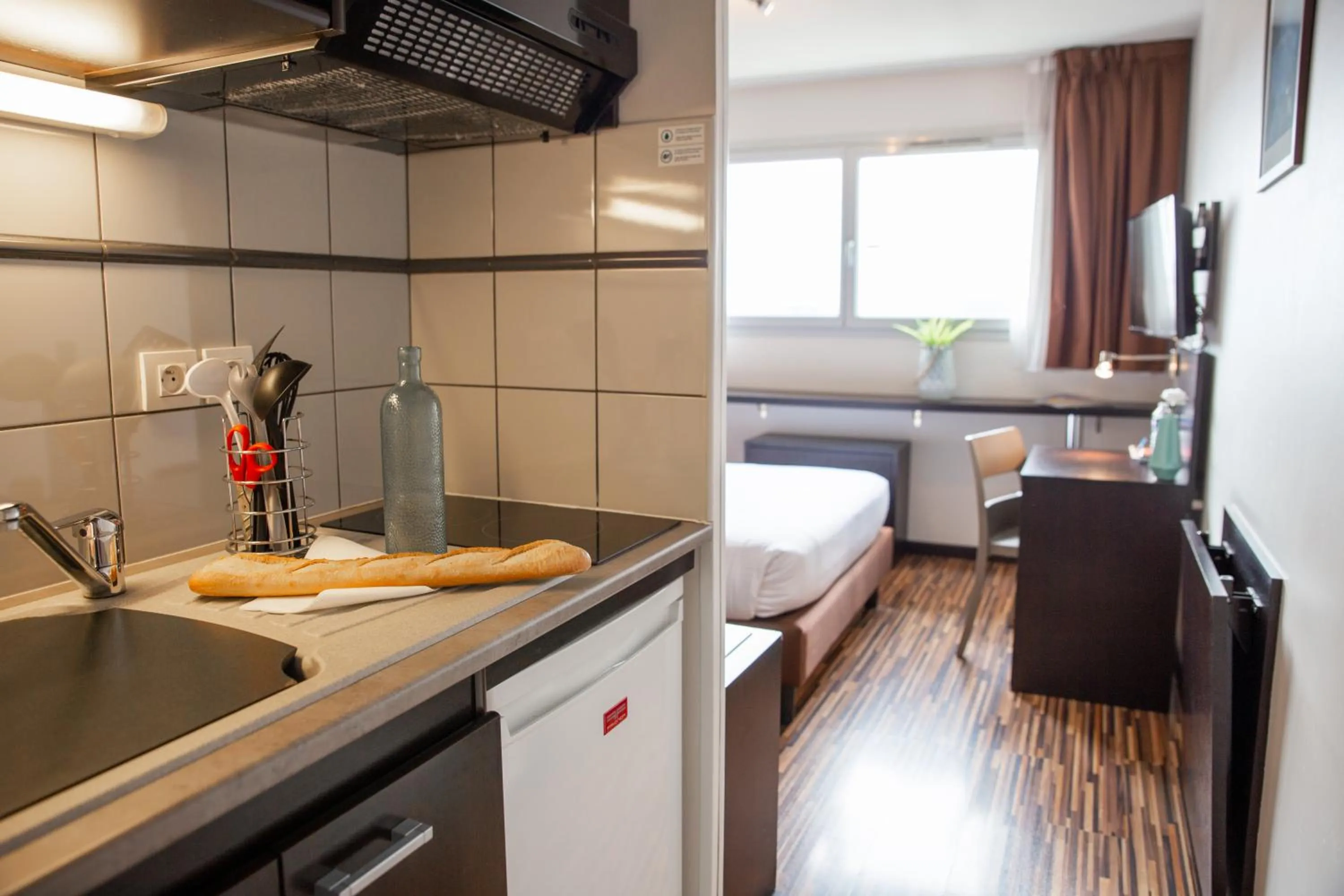 stove, Bed in Clarion Aparthotel Toulouse Le Parc de l'Escale