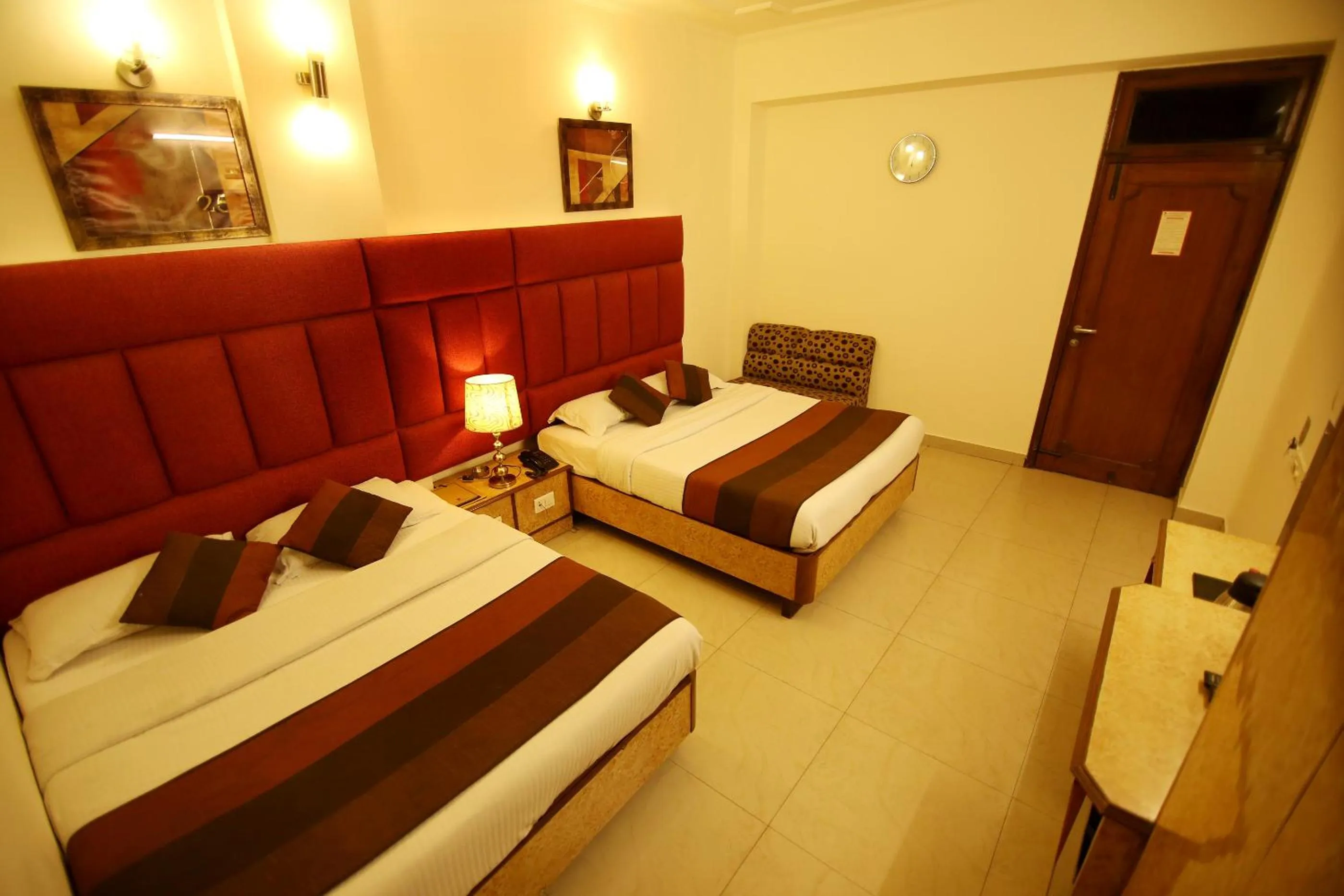 Photo of the whole room in Hotel Parkway Deluxe