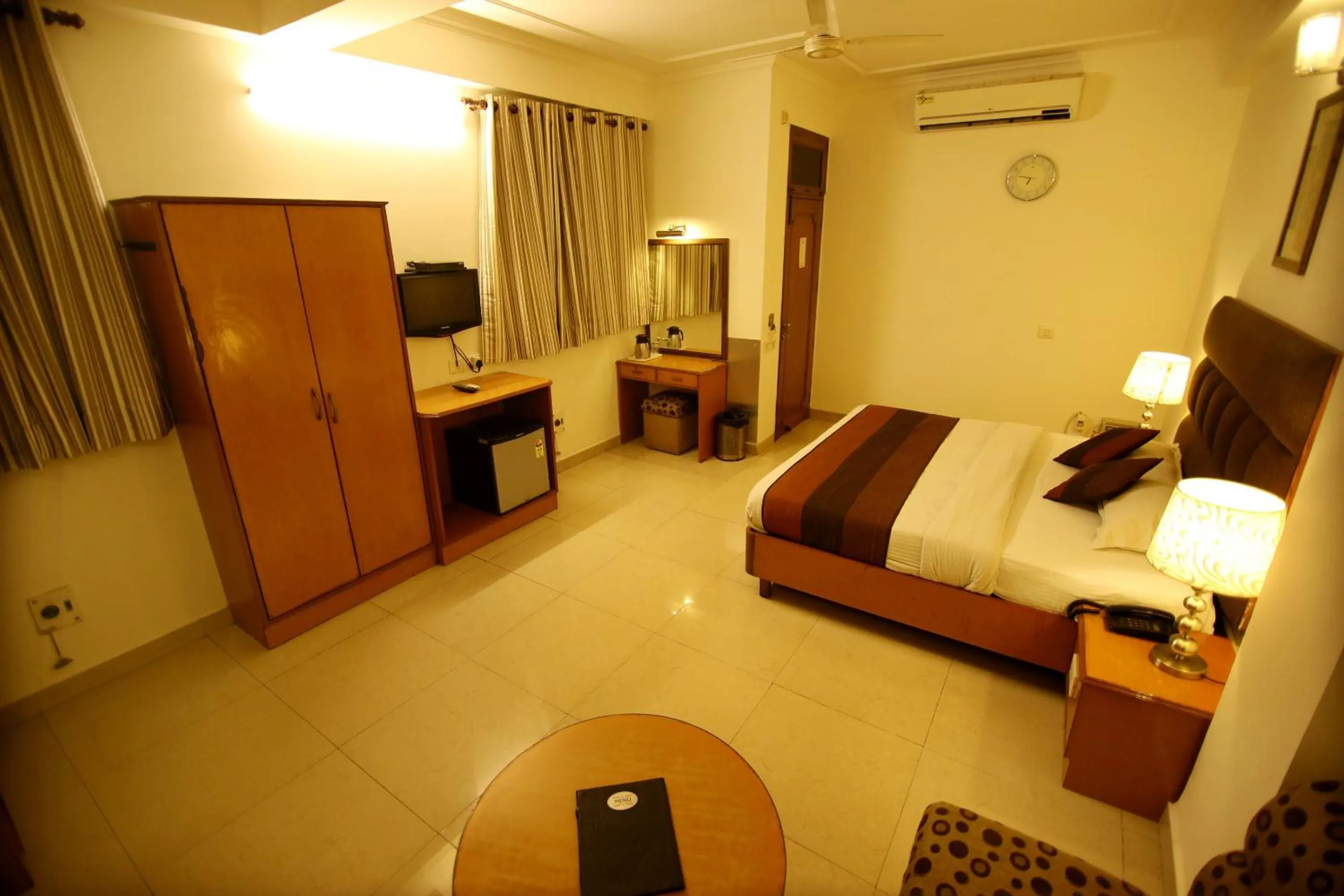 TV and multimedia in Hotel Parkway Deluxe