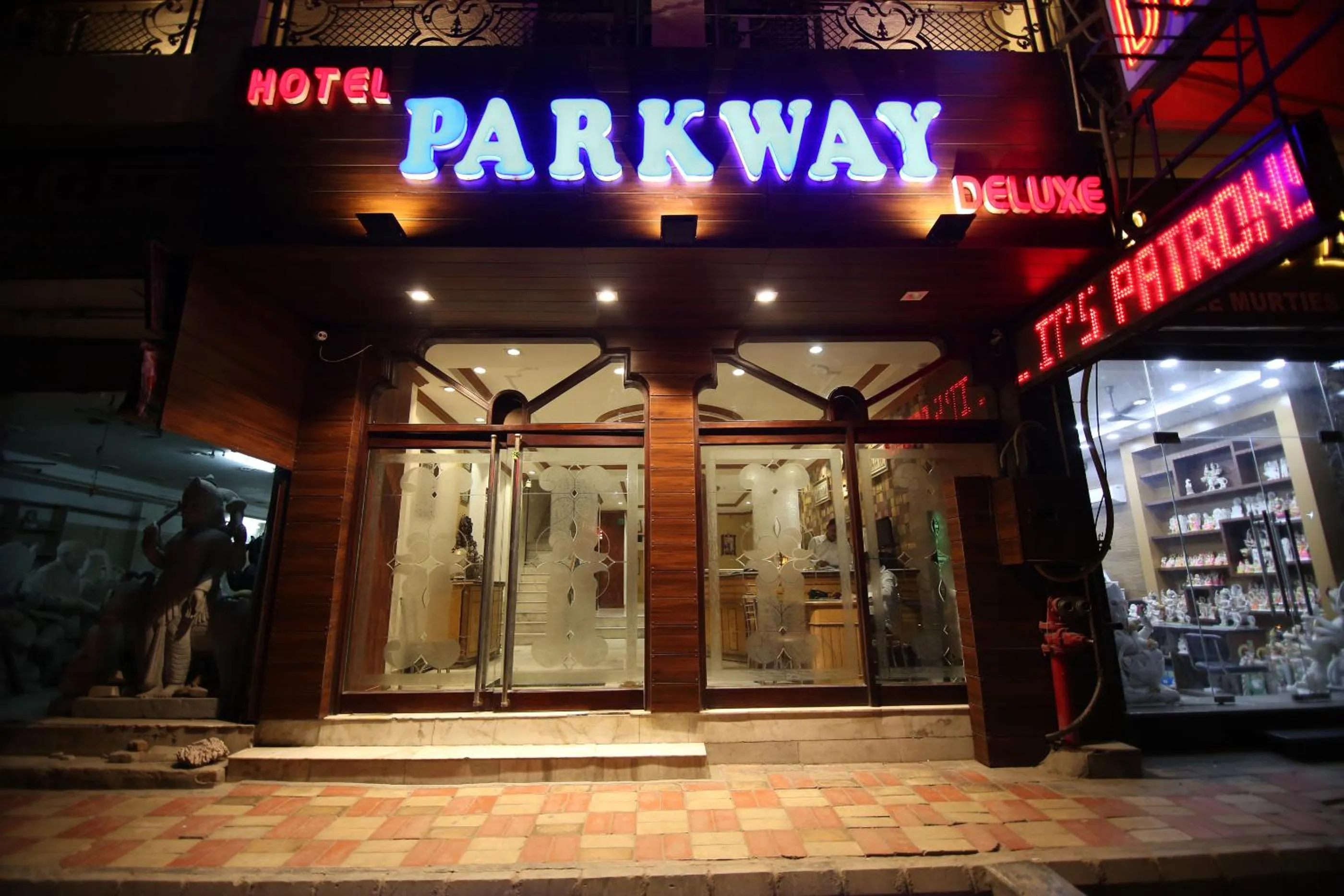 Facade/entrance in Hotel Parkway Deluxe