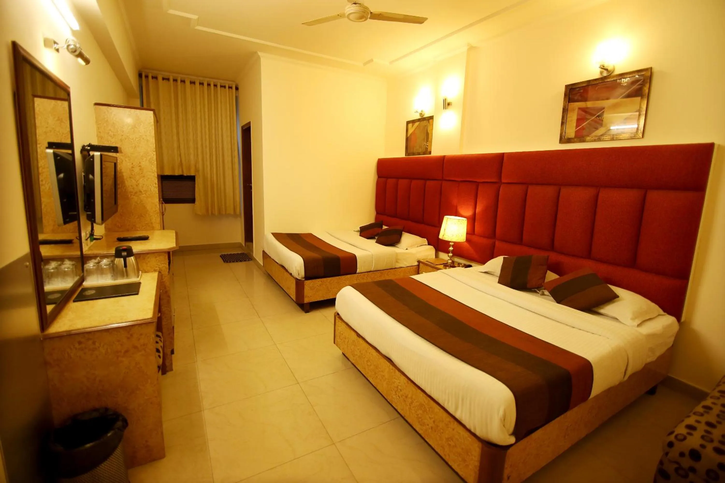 TV and multimedia in Hotel Parkway Deluxe