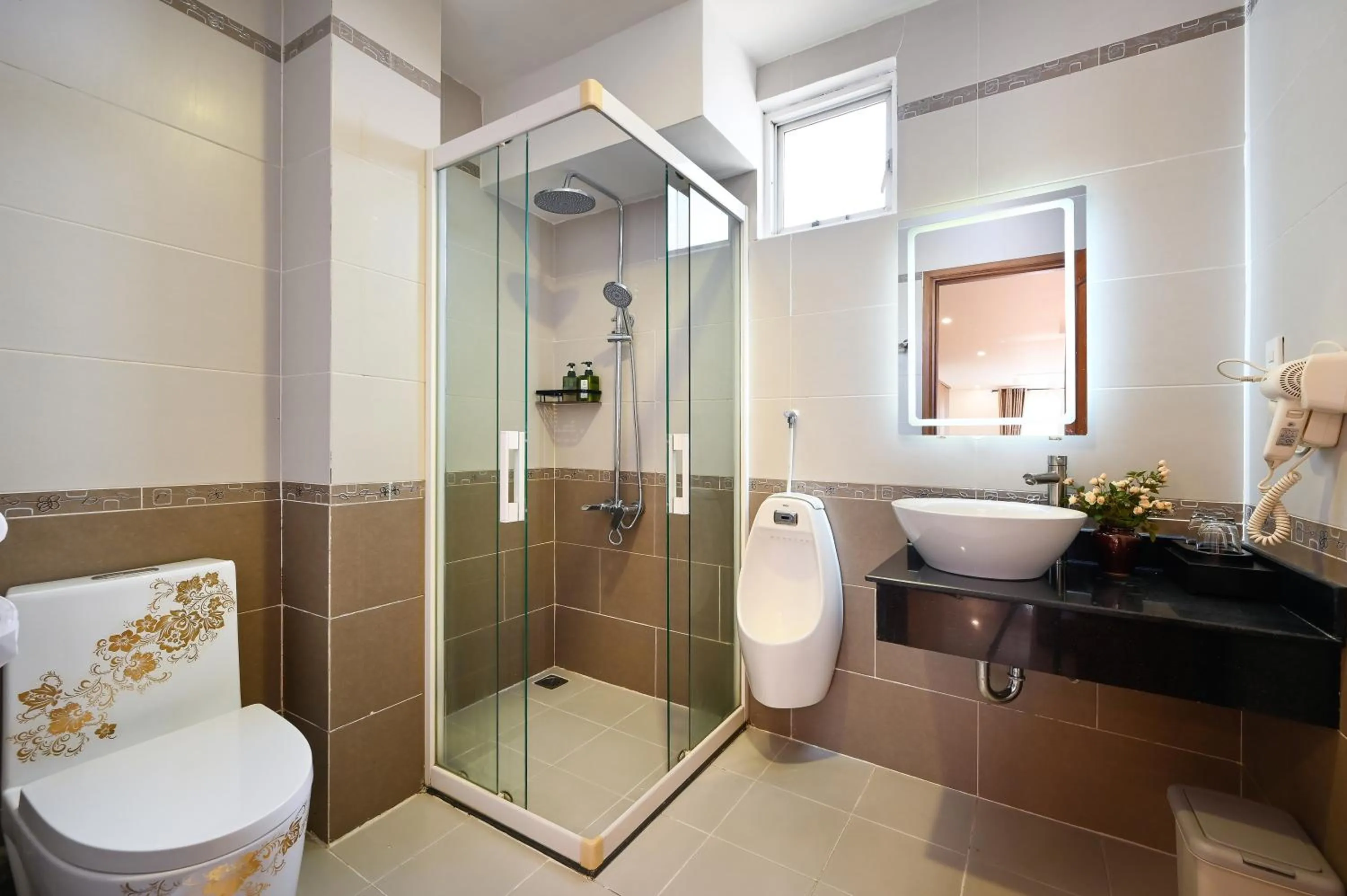 Shower in Amory Hotel Ben Thanh