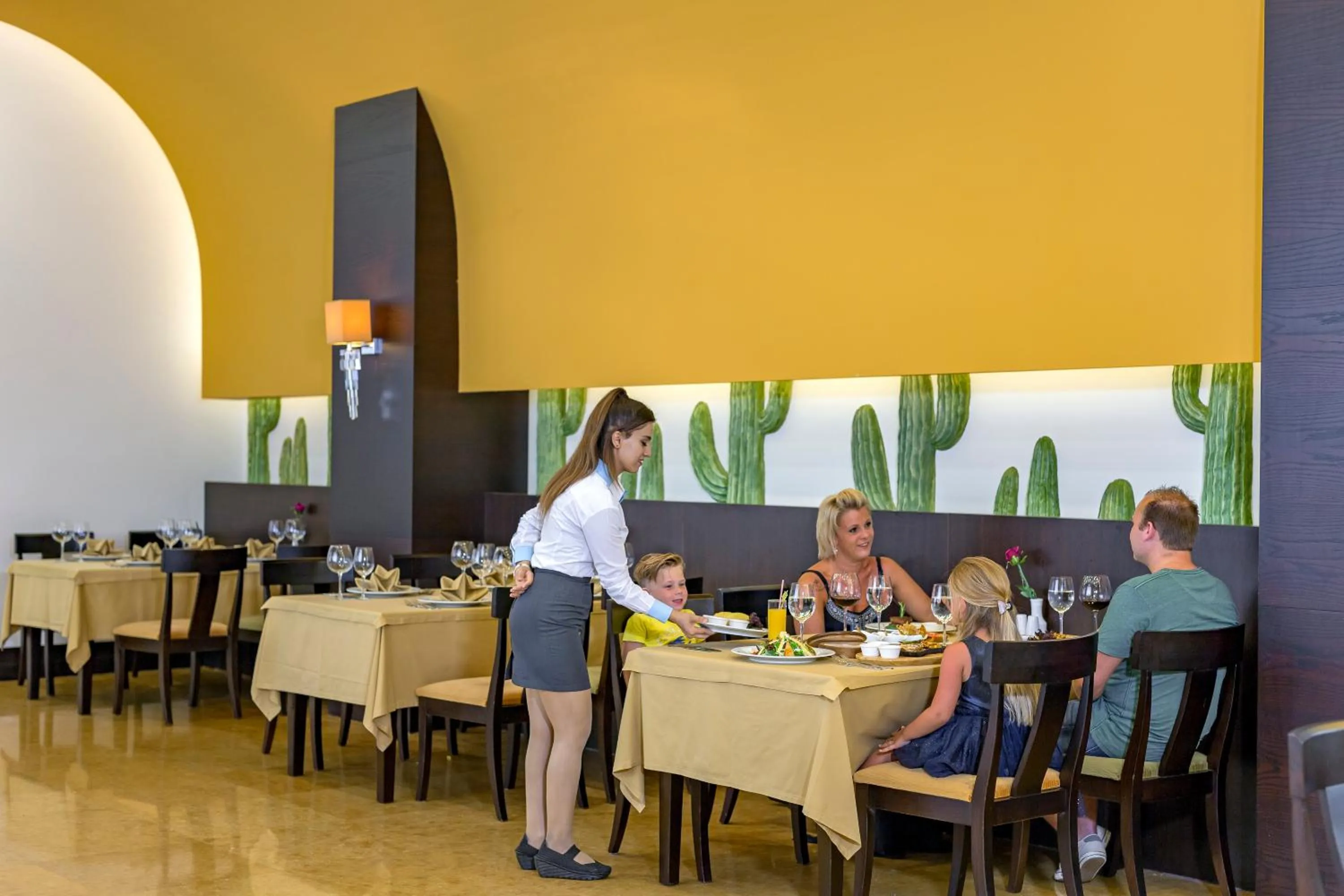 Food and drinks in Royal Holiday Palace