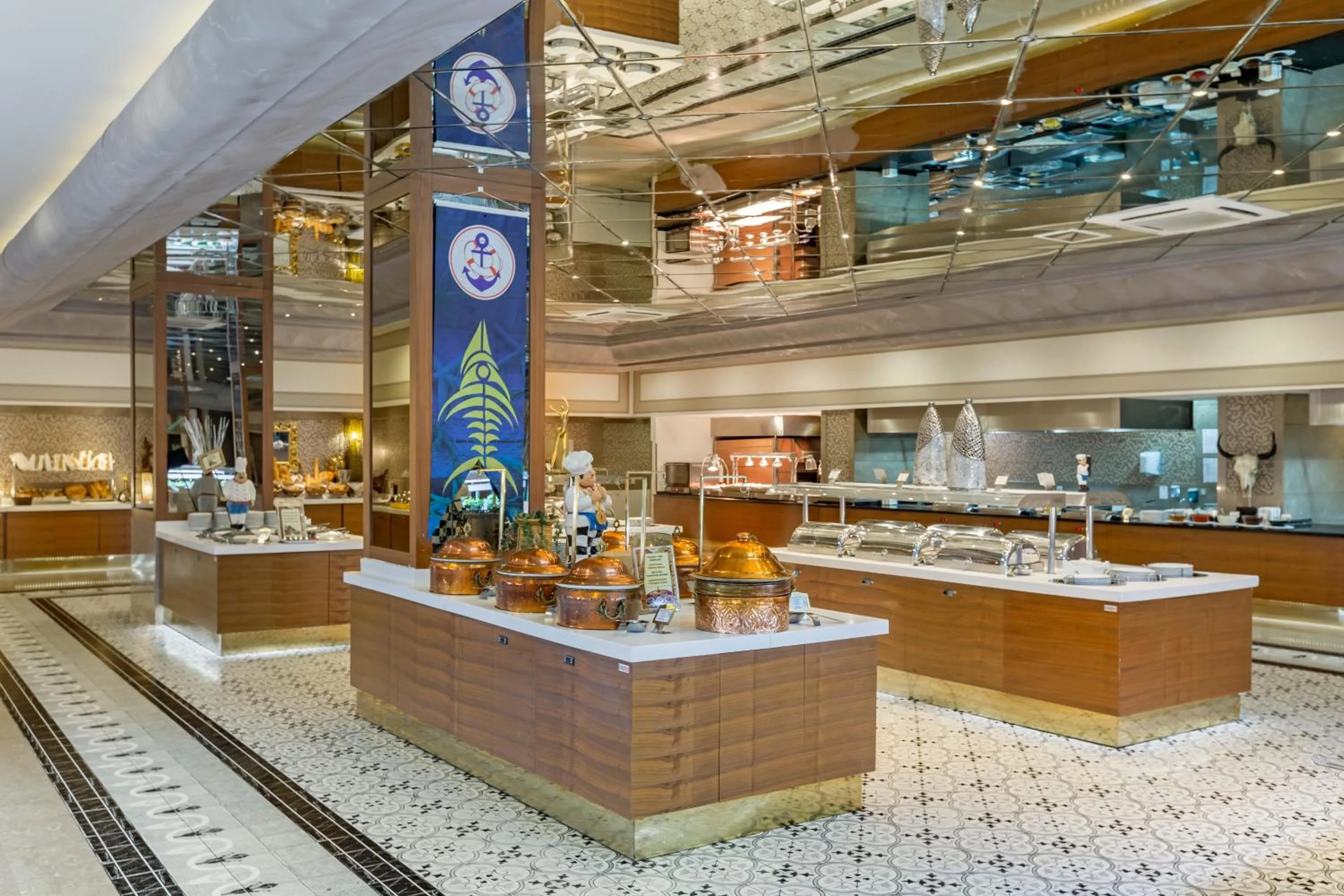 Food and drinks in Royal Holiday Palace