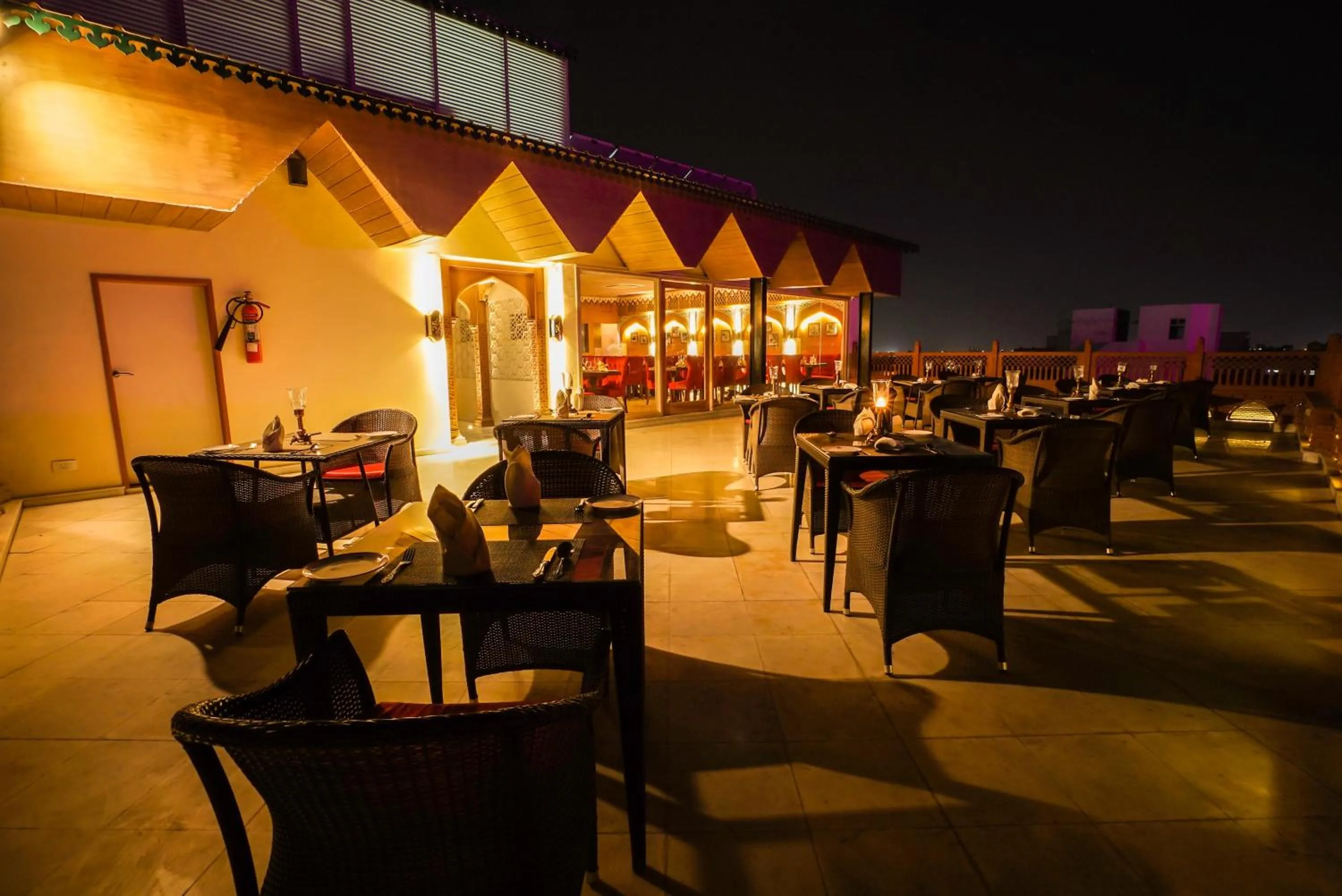 Restaurant/places to eat in Shahpura House