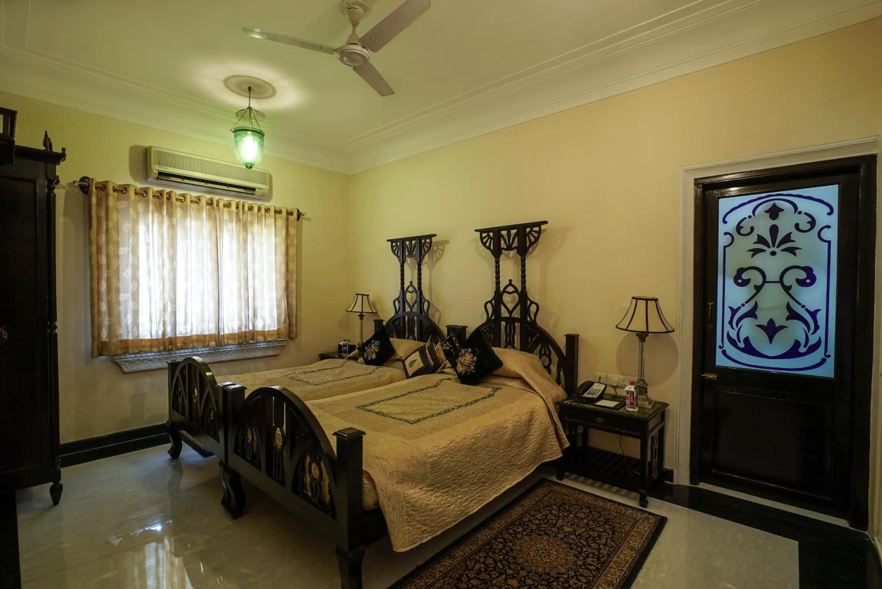 Photo of the whole room, Bed in Shahpura House