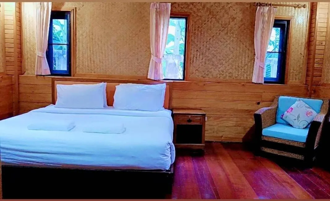 Bed in Baan Soontree Resort