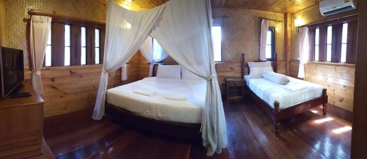 Bed in Baan Soontree Resort