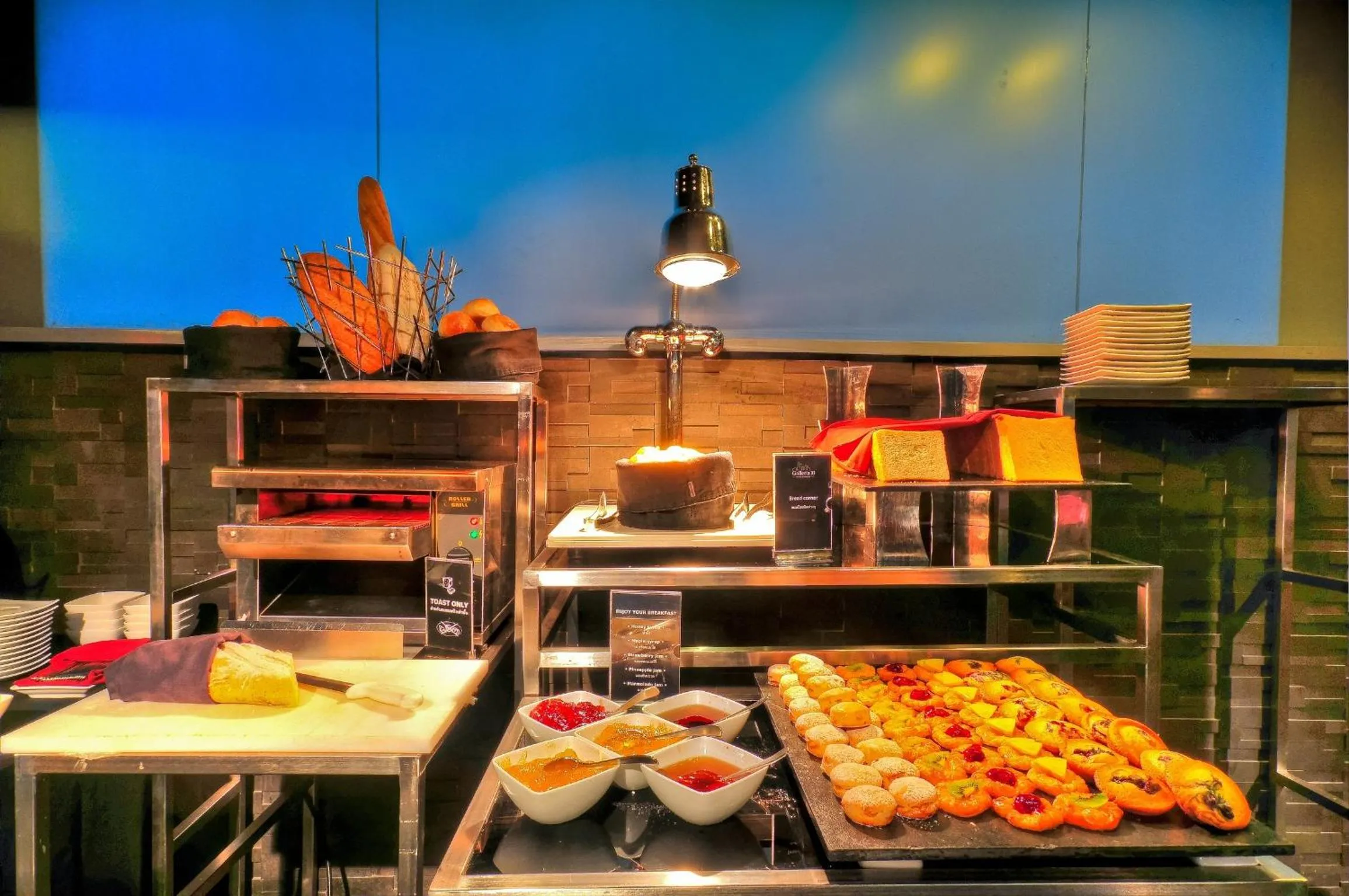 Food and drinks in Galleria 10 Hotel Bangkok