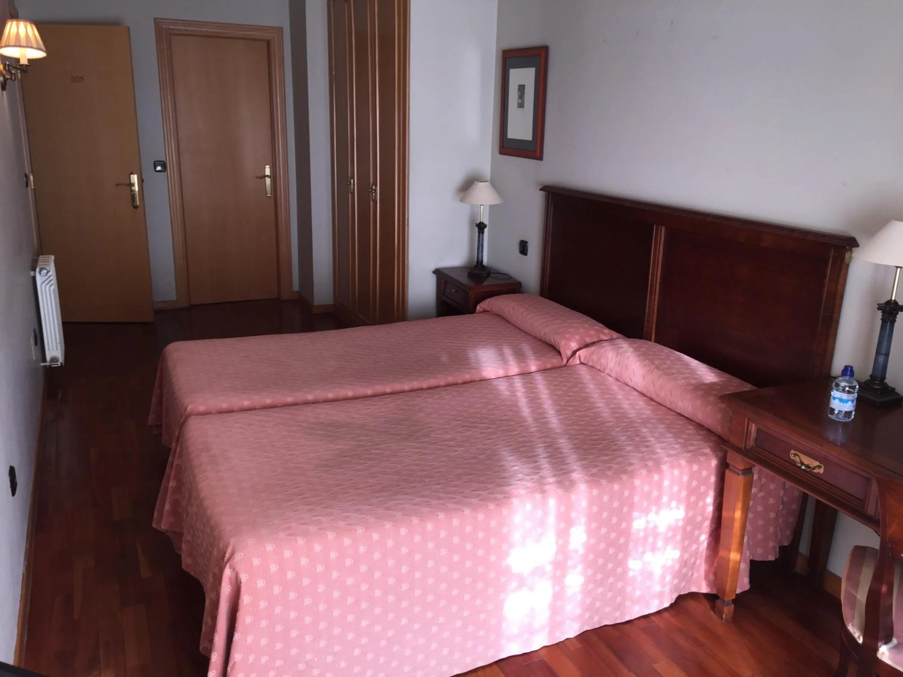 Photo of the whole room in Hotel Los Angeles