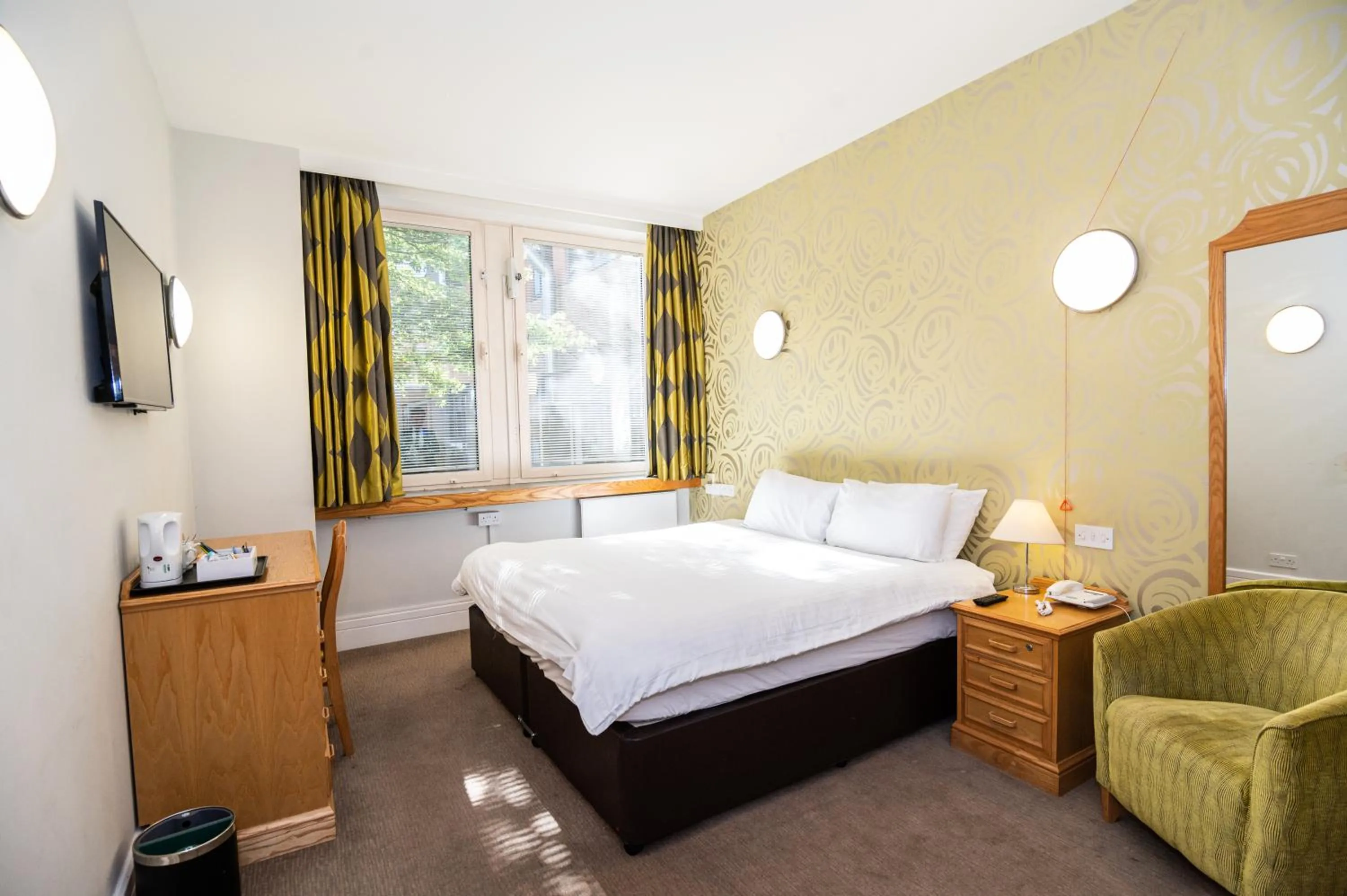 acessibility, Bed in Kents Hill Park Training & Conference Centre