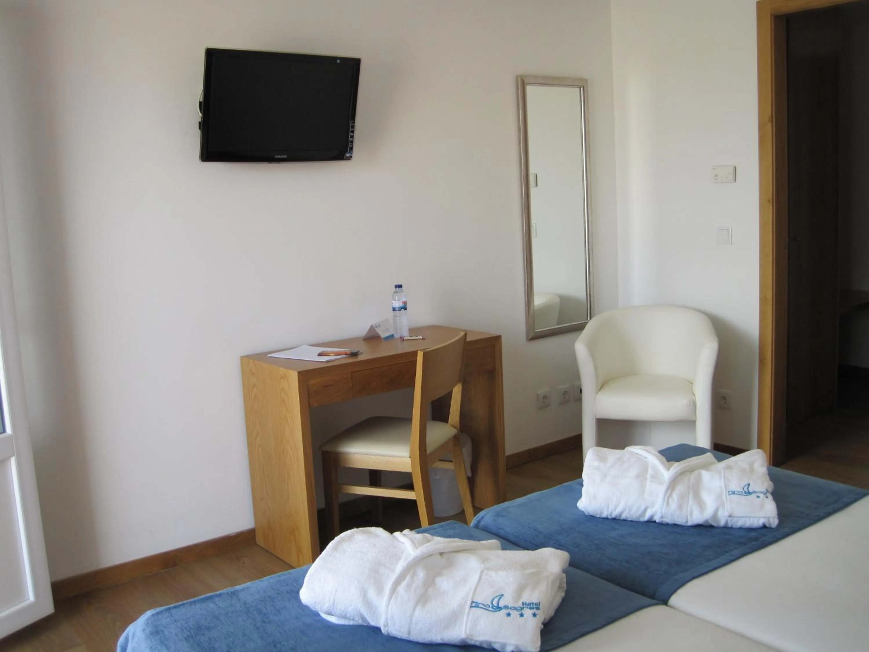 Seating area, Bed in Hotel Mira Sagres
