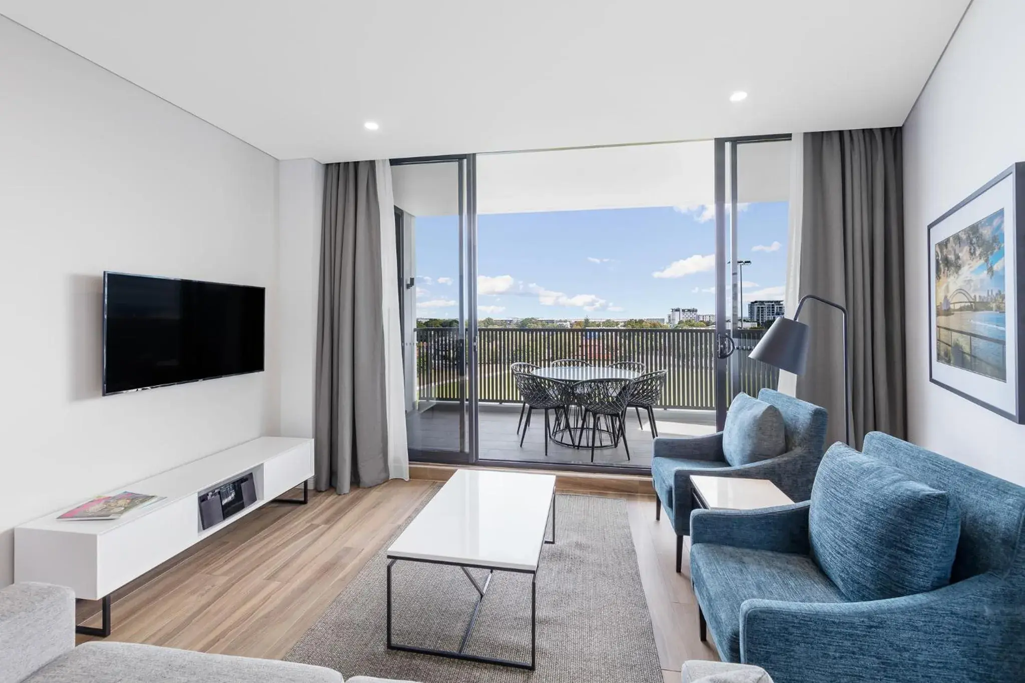Three-Bedroom Suite in Meriton Suites Coward Street, Mascot Three-Bedroom Suite in Meriton Suites Coward Street, Mascot