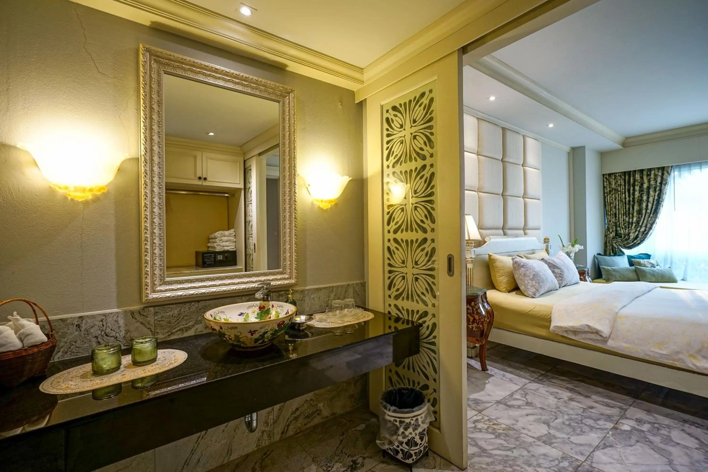 Bathroom, Bed in At Pingnakorn Riverside